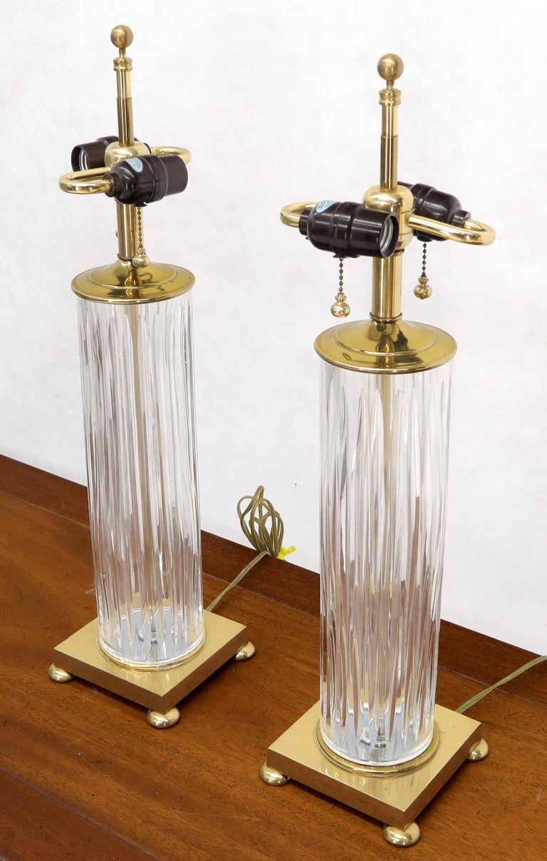 Mid-Century Modern Pair of Fine Cut Glass Crystal Cylinder Shape Table Lamps on Brass Bases For Sale