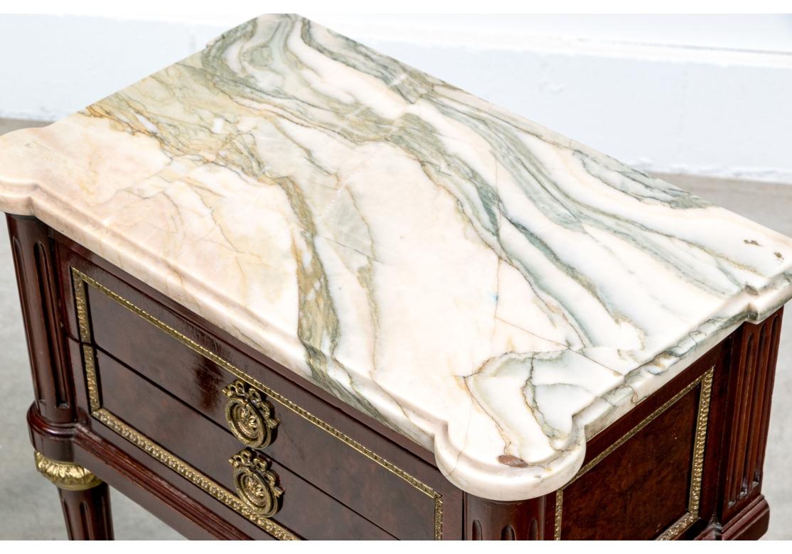 Paire de beaux  Stand de style Directoire en acajou avec dessus en marbre en vente 5