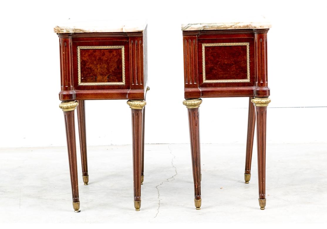 Paire de beaux  Stand de style Directoire en acajou avec dessus en marbre en vente 7