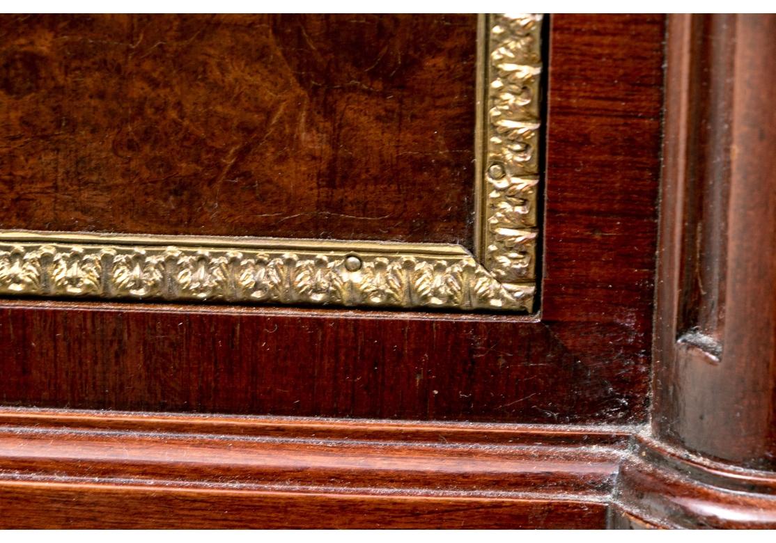 20ième siècle Paire de beaux  Stand de style Directoire en acajou avec dessus en marbre en vente