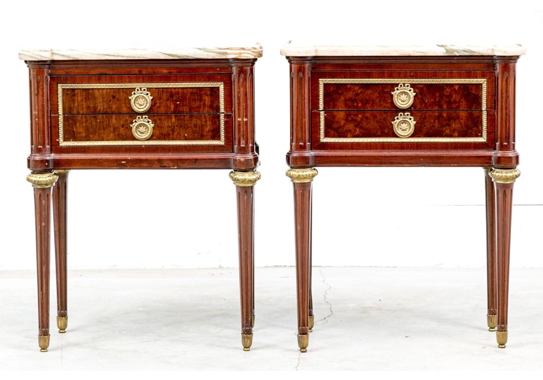 Paire de beaux  Stand de style Directoire en acajou avec dessus en marbre en vente 1