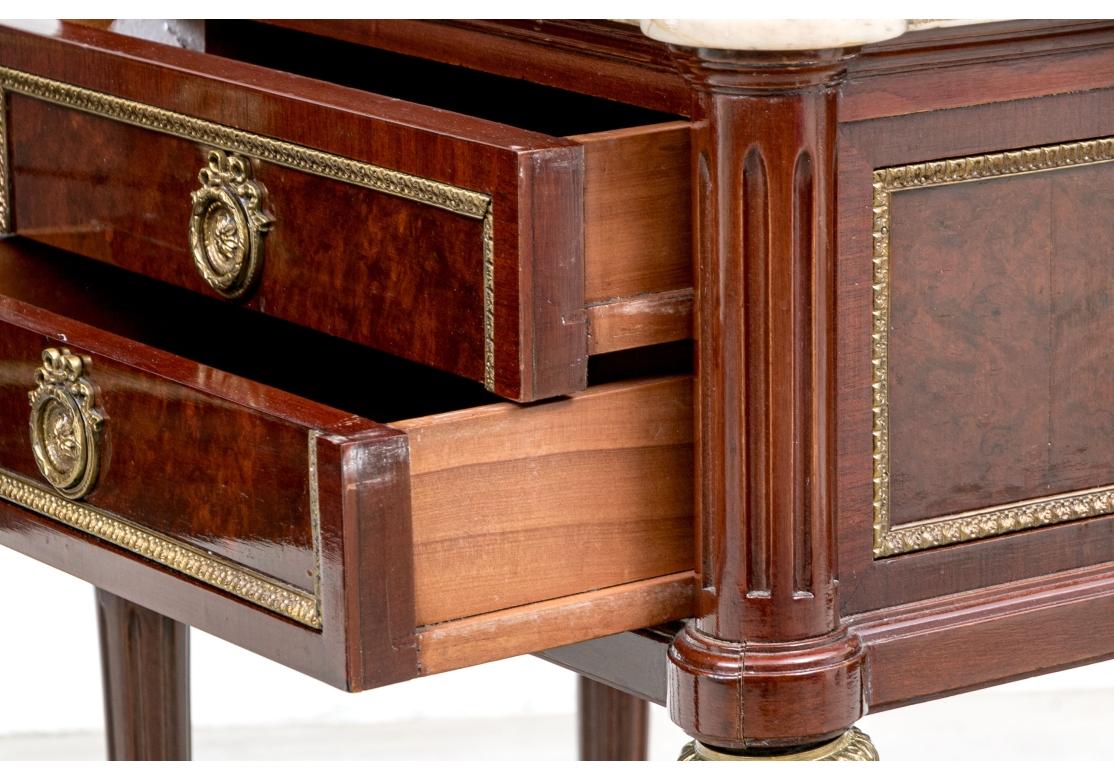 Paire de beaux  Stand de style Directoire en acajou avec dessus en marbre en vente 2