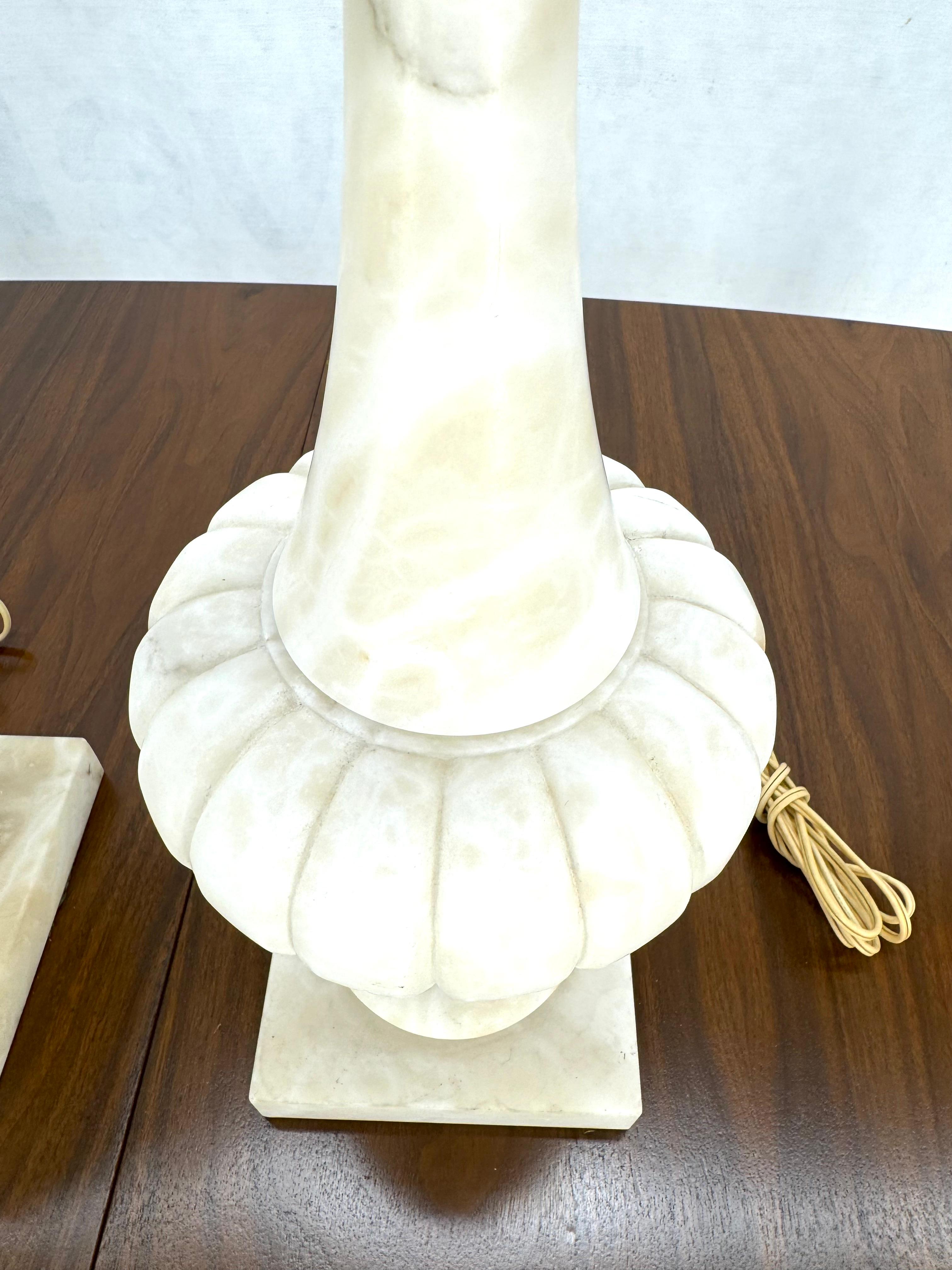 Federal Pair of Fine Elegant Alabaster Marble Onion Shape Bases Table Lamps Clean! For Sale