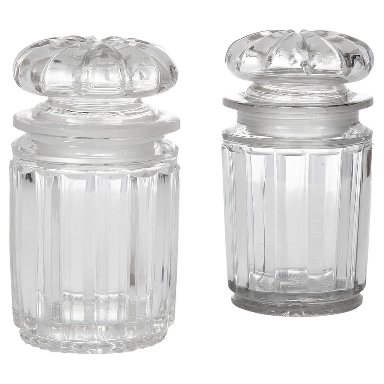 Paar feine englische Glasgefäße mit passenden Stopfen im Angebot bei 1stDibs Deutschland