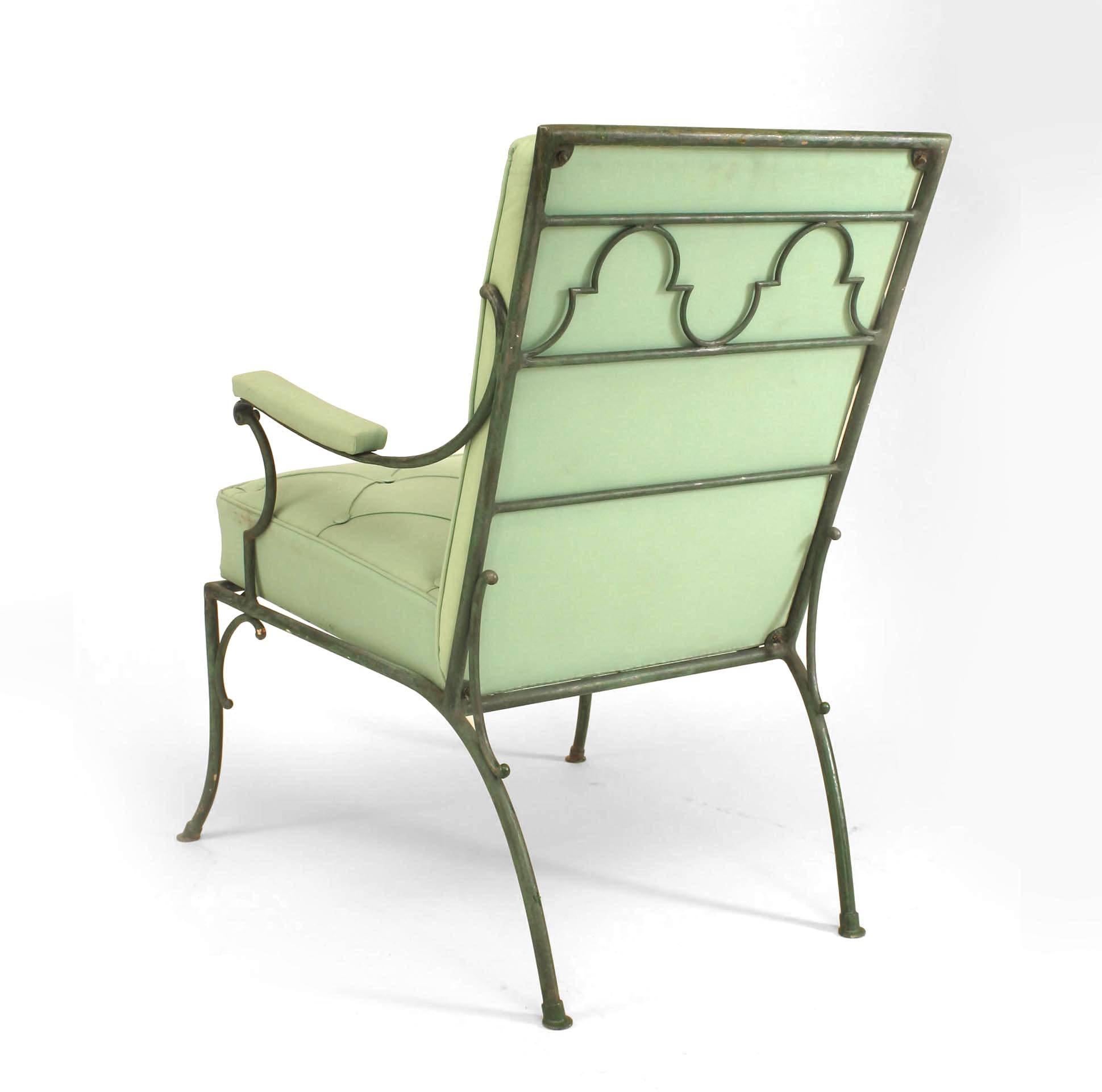 Paar französische eiserne Sessel mit grünen Kissen (Eisen) im Angebot