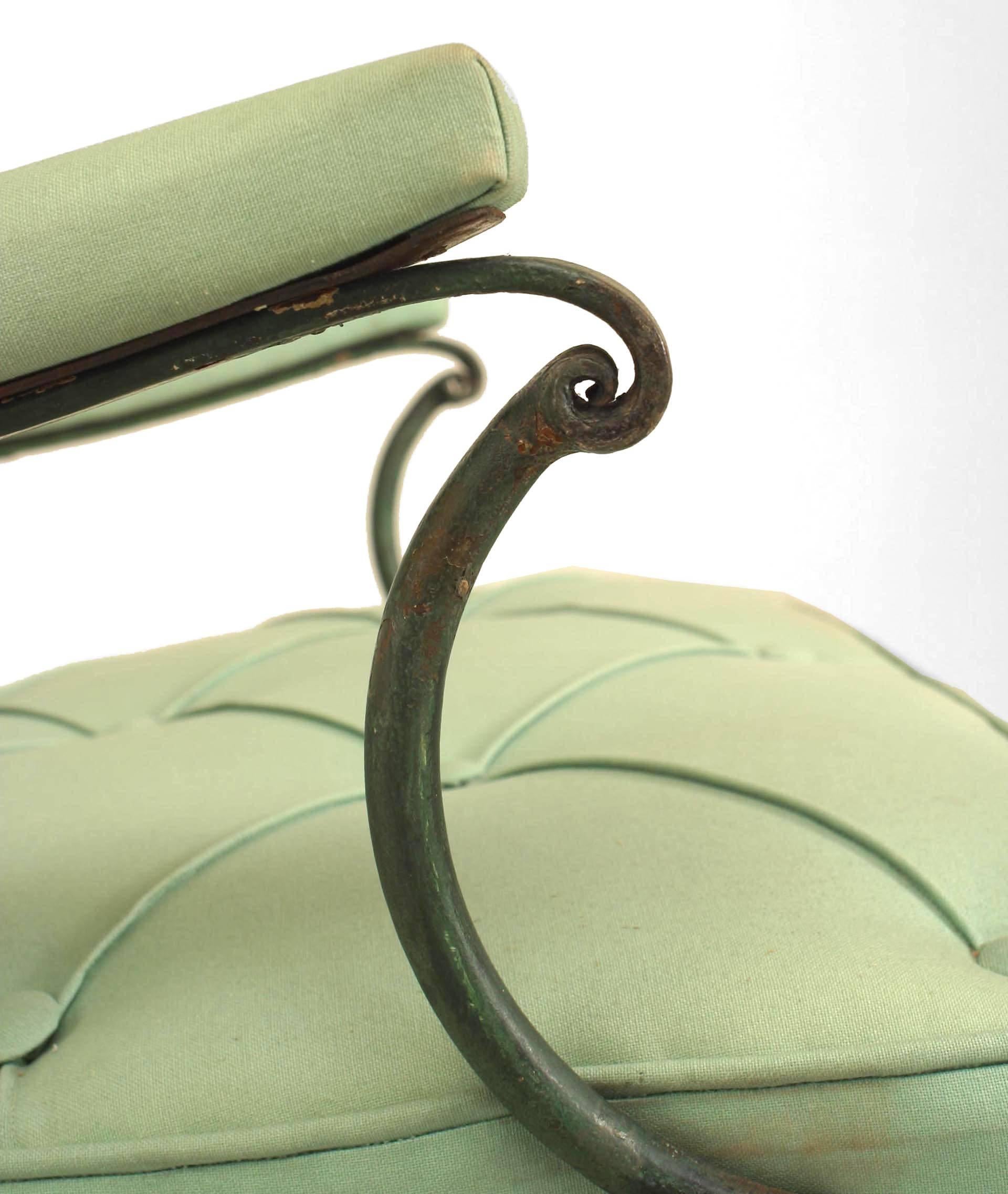 Paar französische eiserne Sessel mit grünen Kissen im Angebot 2