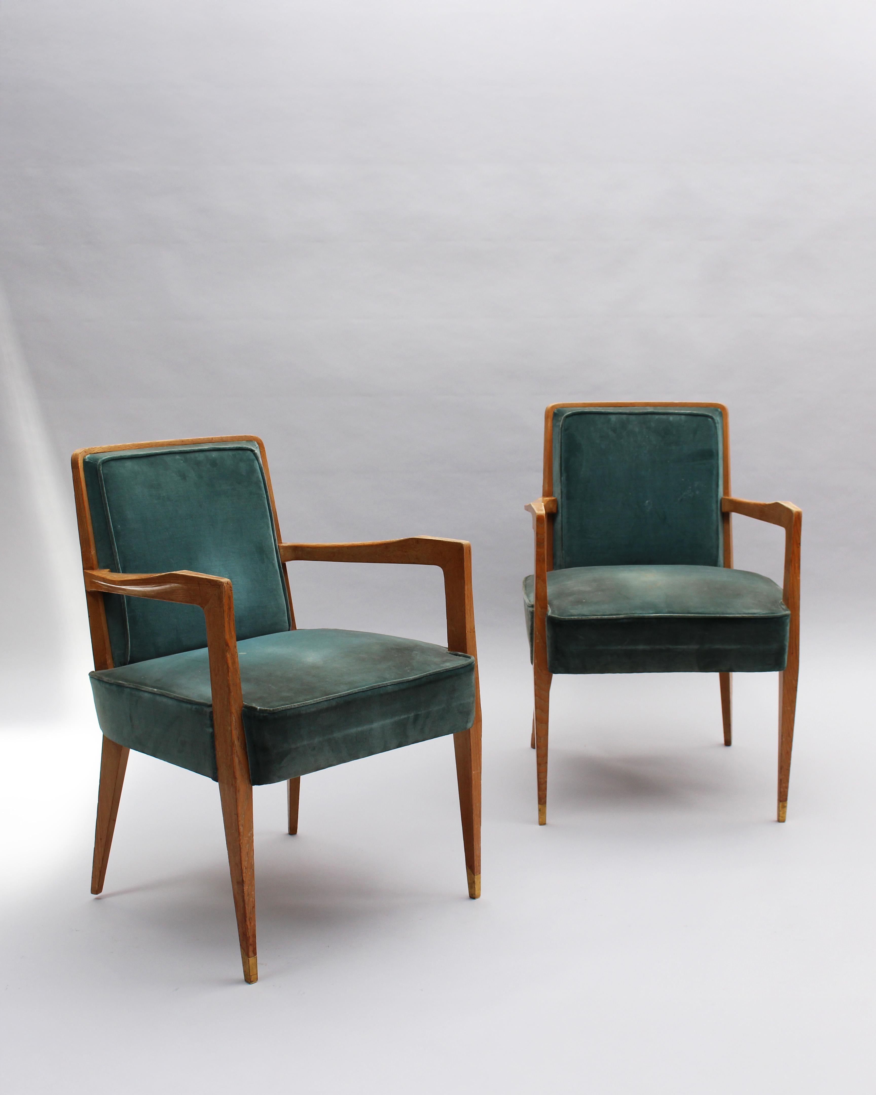 Mid-Century moderno Coppia di raffinate poltrone francesi degli anni '50 di Raphael in vendita