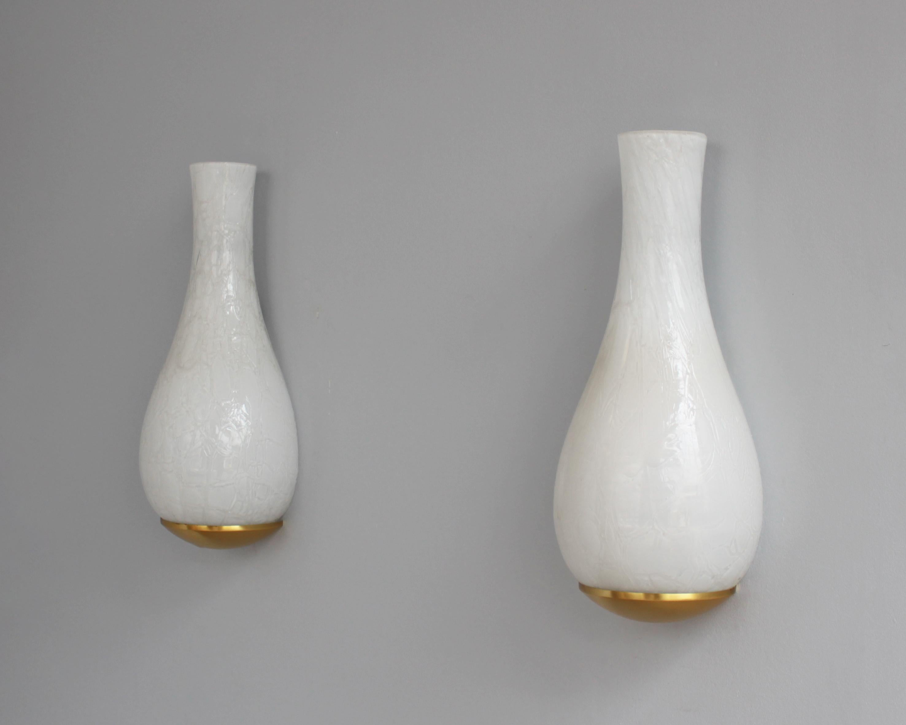 Atelier Jean Perzel - Coppia di raffinate lampade da parete in vetro bianco 