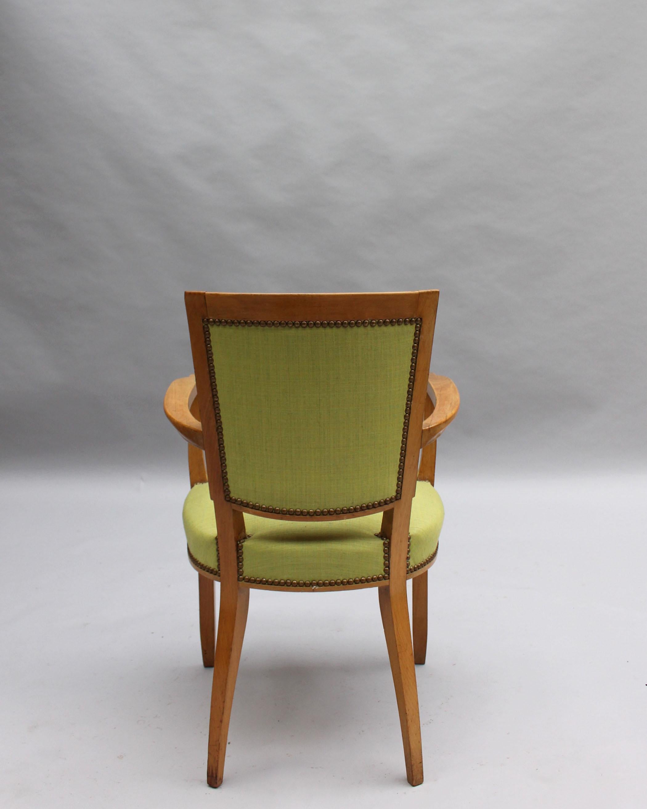 Tissu Paire de fauteuils Art Déco français de qualité par Jules Leleu en vente