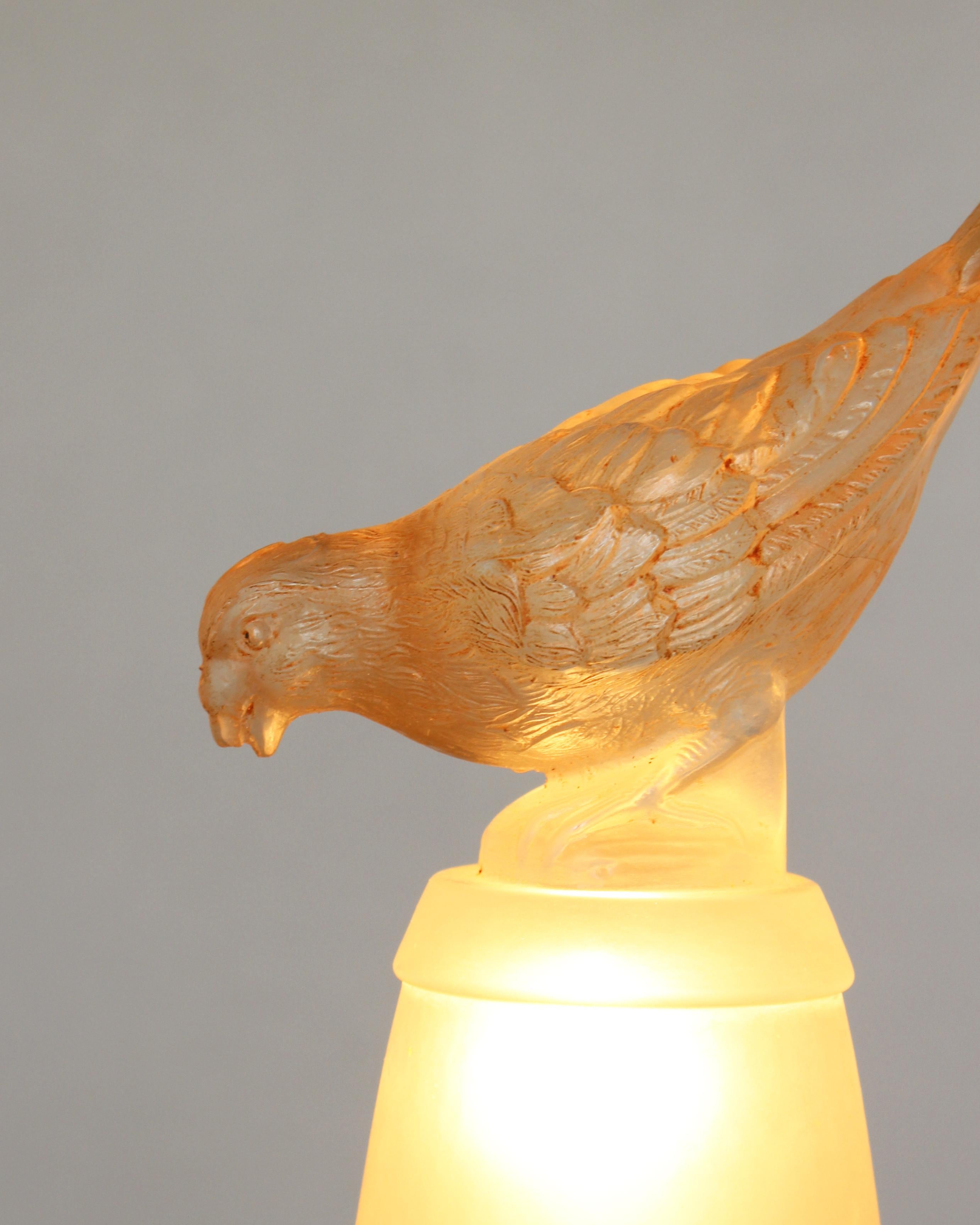 Paire de veilleuses en verre moulé de style Art Déco français par Verlys en vente 2