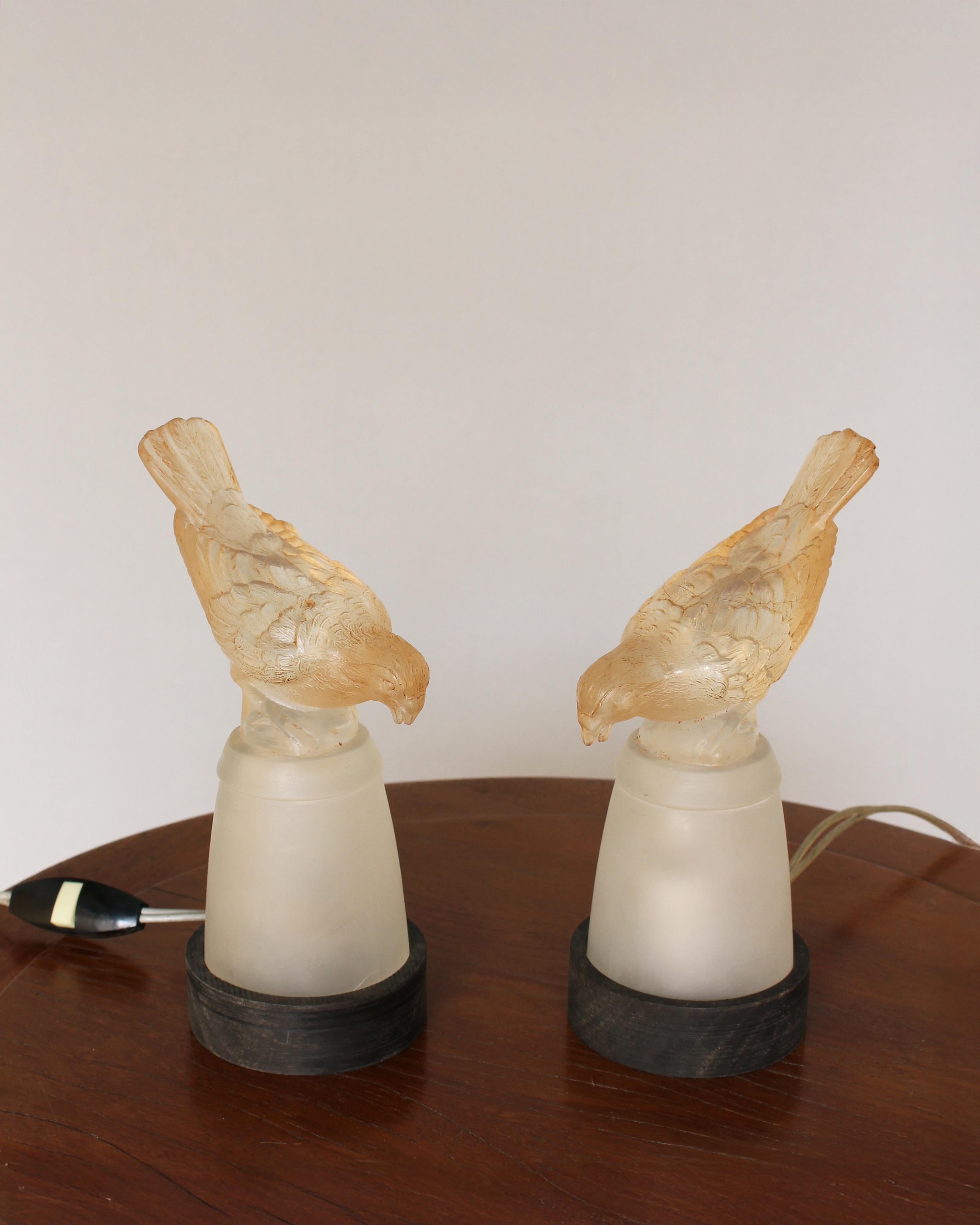 Paire de veilleuses en verre moulé de style Art Déco français par Verlys en vente 7