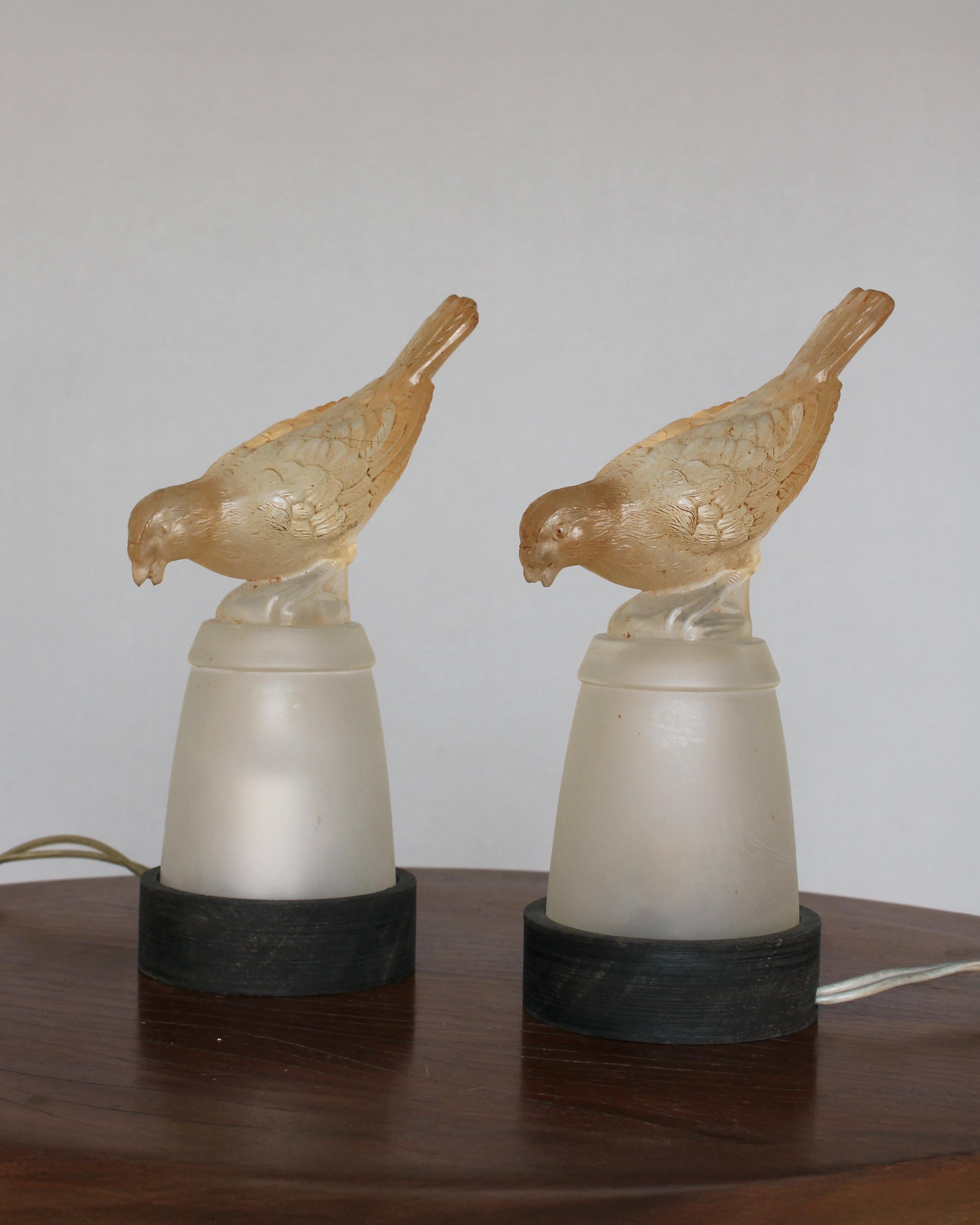 Art déco Paire de veilleuses en verre moulé de style Art Déco français par Verlys en vente