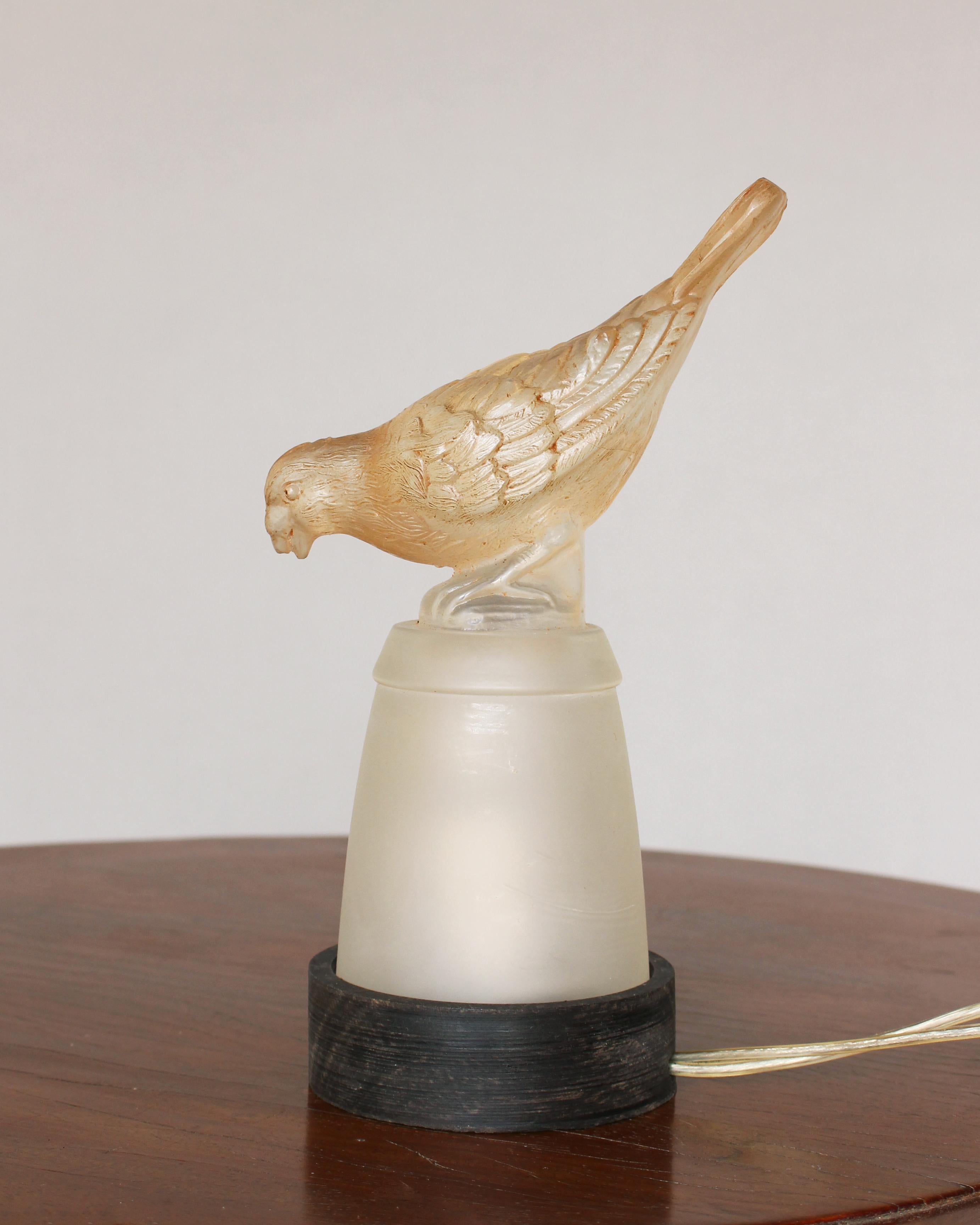 Français Paire de veilleuses en verre moulé de style Art Déco français par Verlys en vente