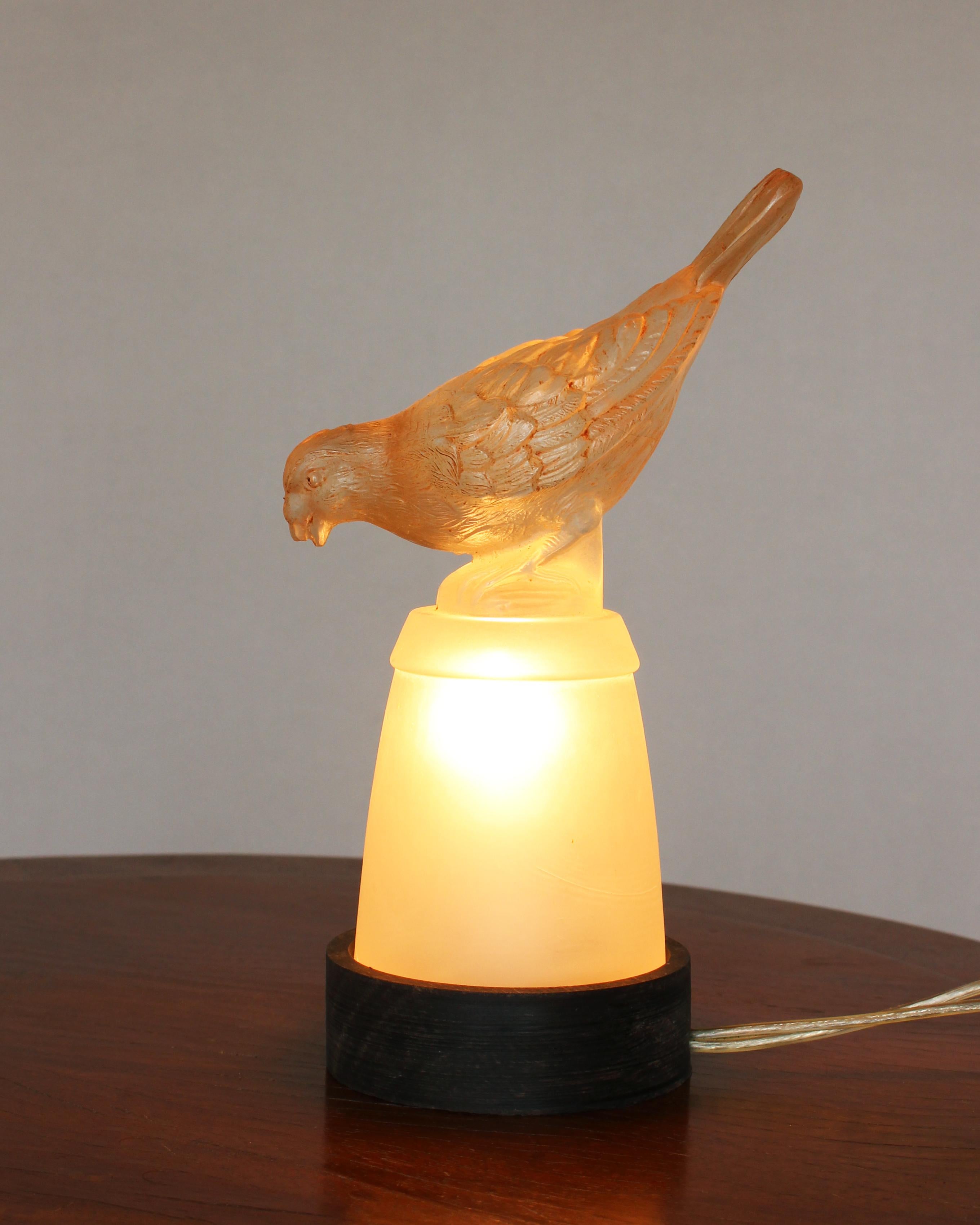 Moulé Paire de veilleuses en verre moulé de style Art Déco français par Verlys en vente
