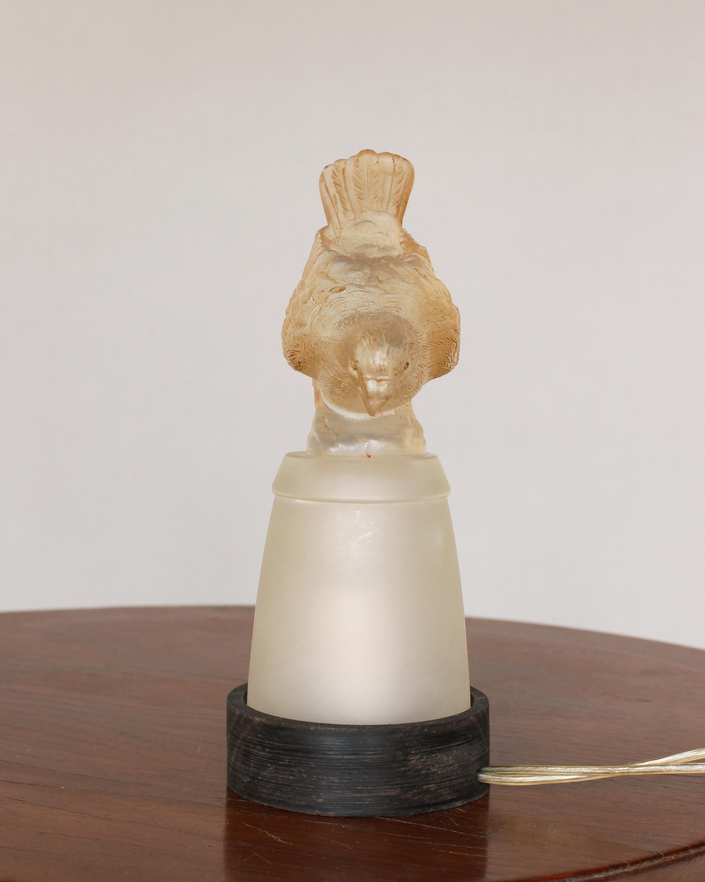 Paire de veilleuses en verre moulé de style Art Déco français par Verlys Bon état - En vente à Long Island City, NY