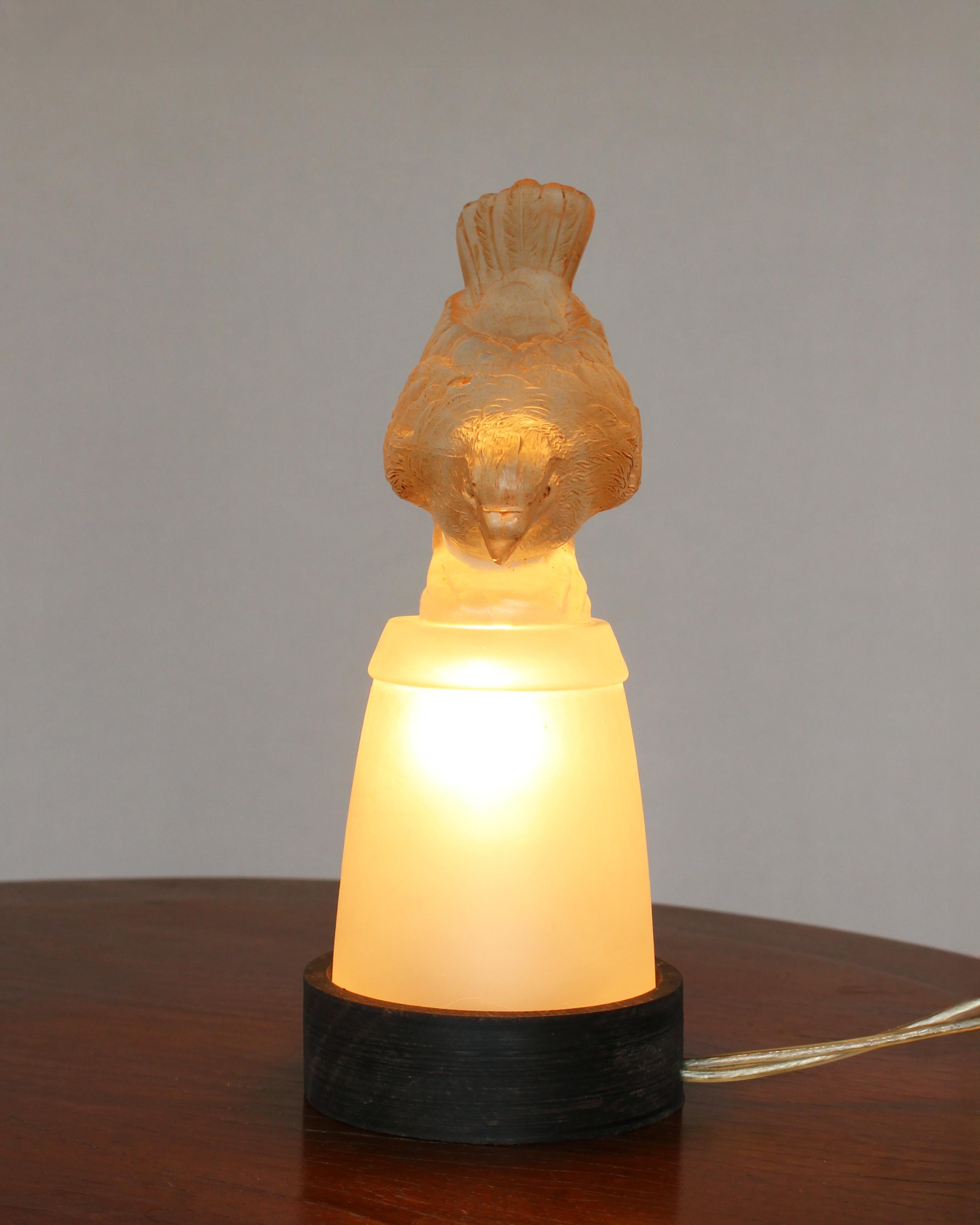 Milieu du XXe siècle Paire de veilleuses en verre moulé de style Art Déco français par Verlys en vente