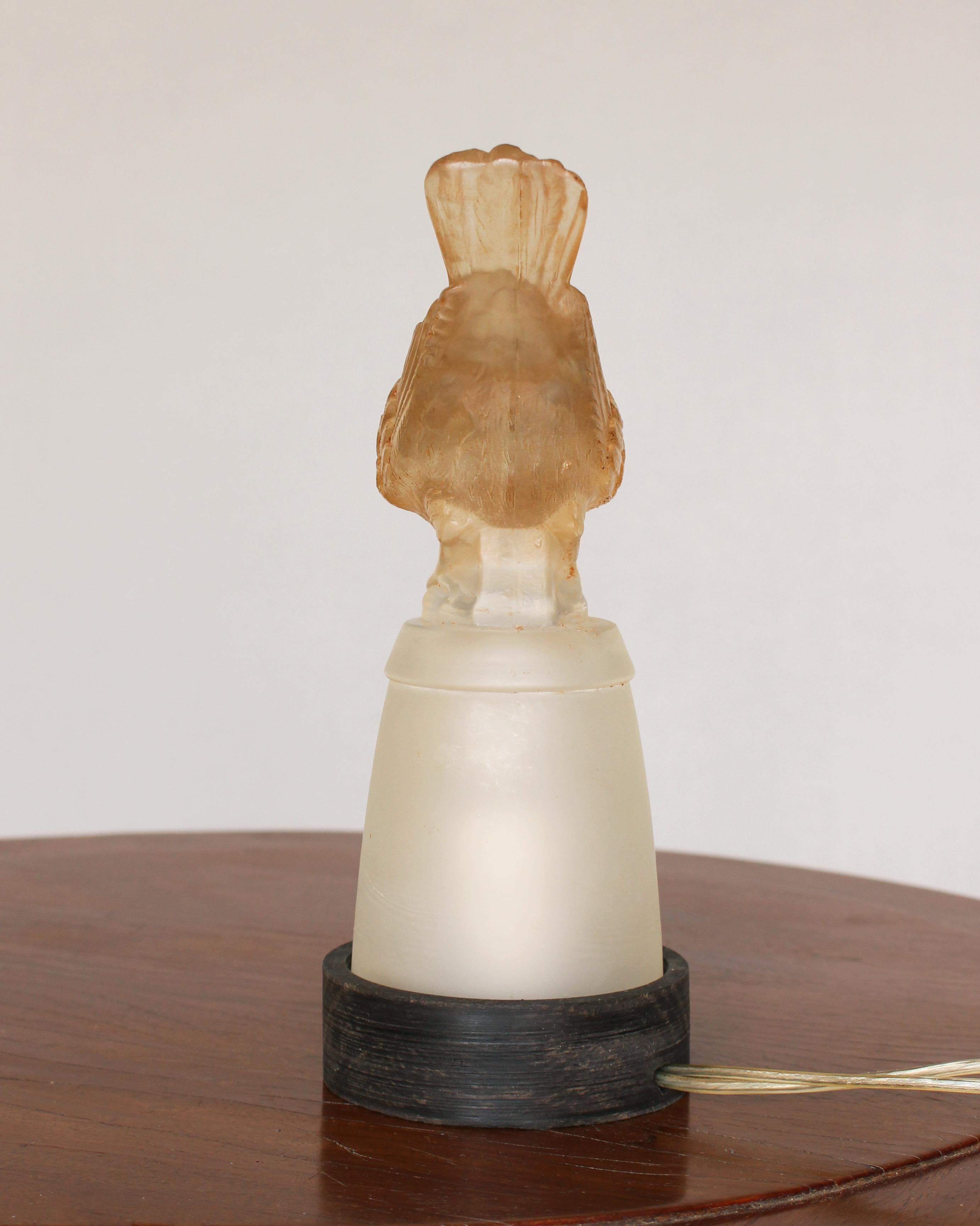 Verre Paire de veilleuses en verre moulé de style Art Déco français par Verlys en vente