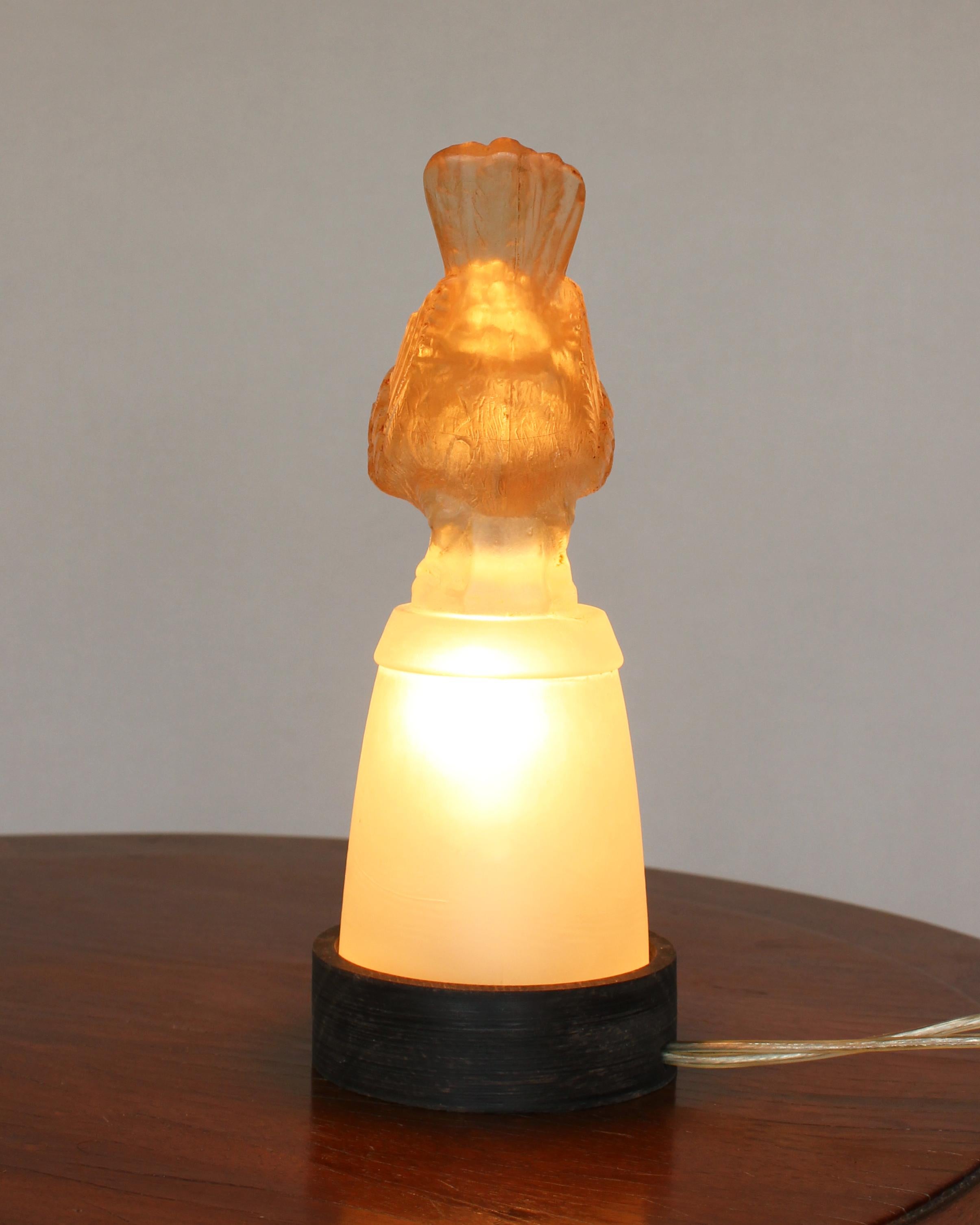 Paire de veilleuses en verre moulé de style Art Déco français par Verlys en vente 1