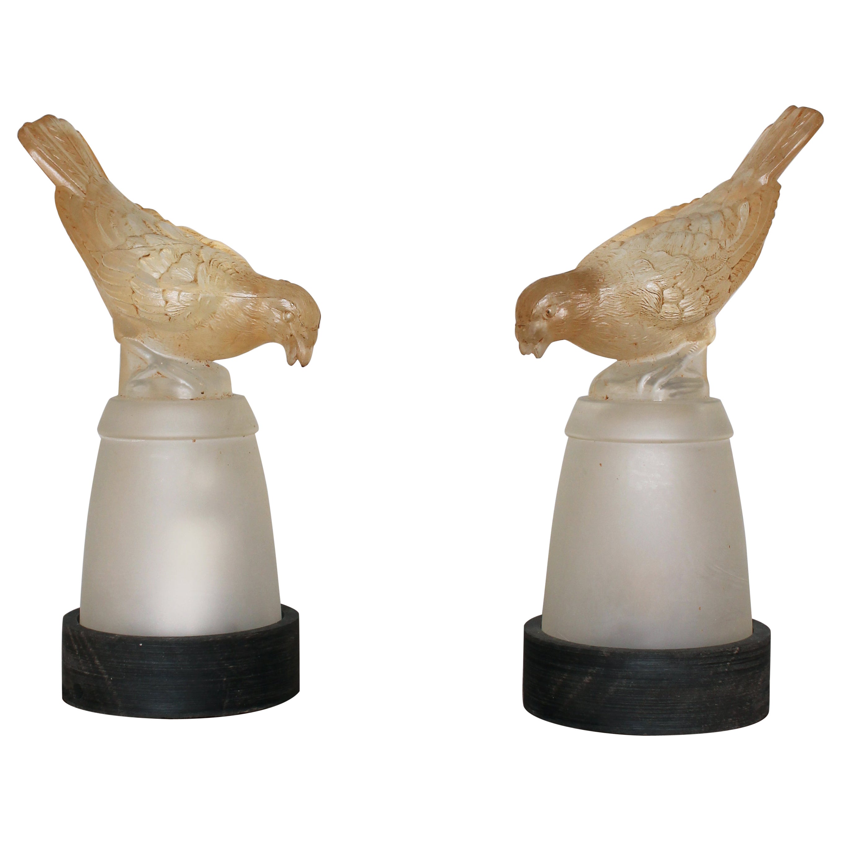 Paire de veilleuses en verre moulé de style Art Déco français par Verlys