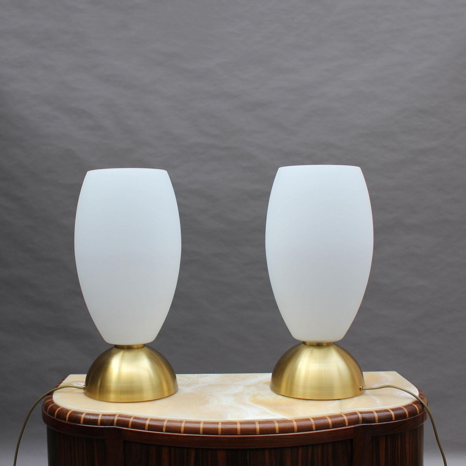 Mid-Century Modern Paire de lampes de bureau Art Déco françaises en laiton et verre par Perzel en vente