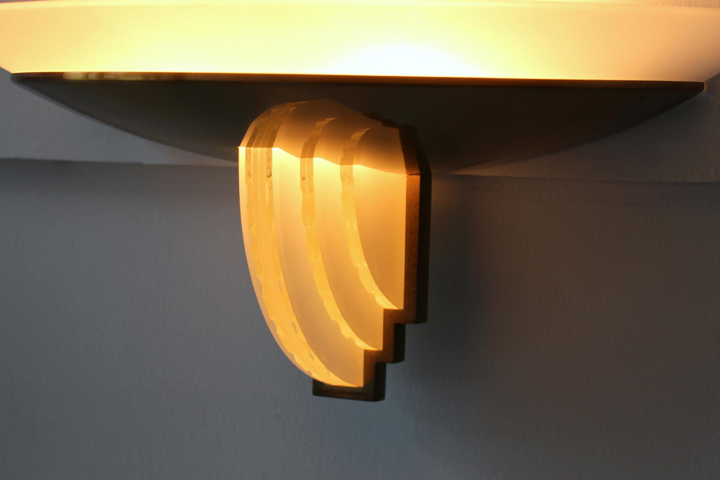 Coppia di raffinate applique francesi Art Déco in bronzo e vetro tagliato di Jean Perzel in vendita 3