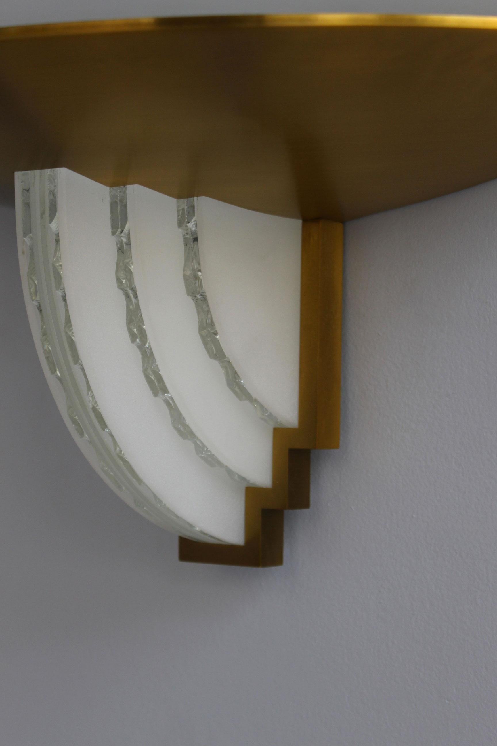Coppia di raffinate lampade Art Deco francesi in bronzo e vetro tagliato di Perzel in vendita 5