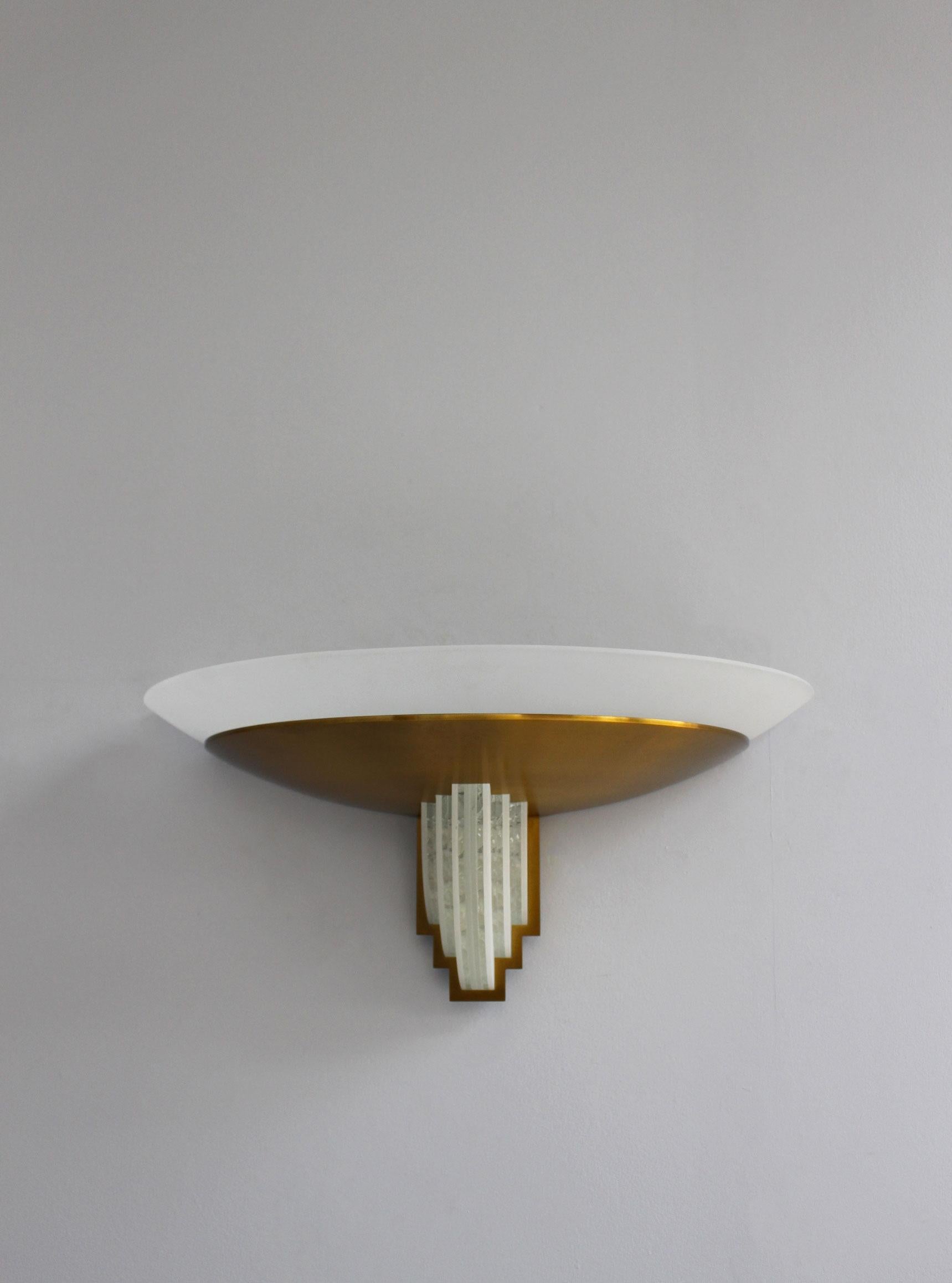 Coppia di raffinate lampade Art Deco francesi in bronzo e vetro tagliato di Perzel in vendita 2