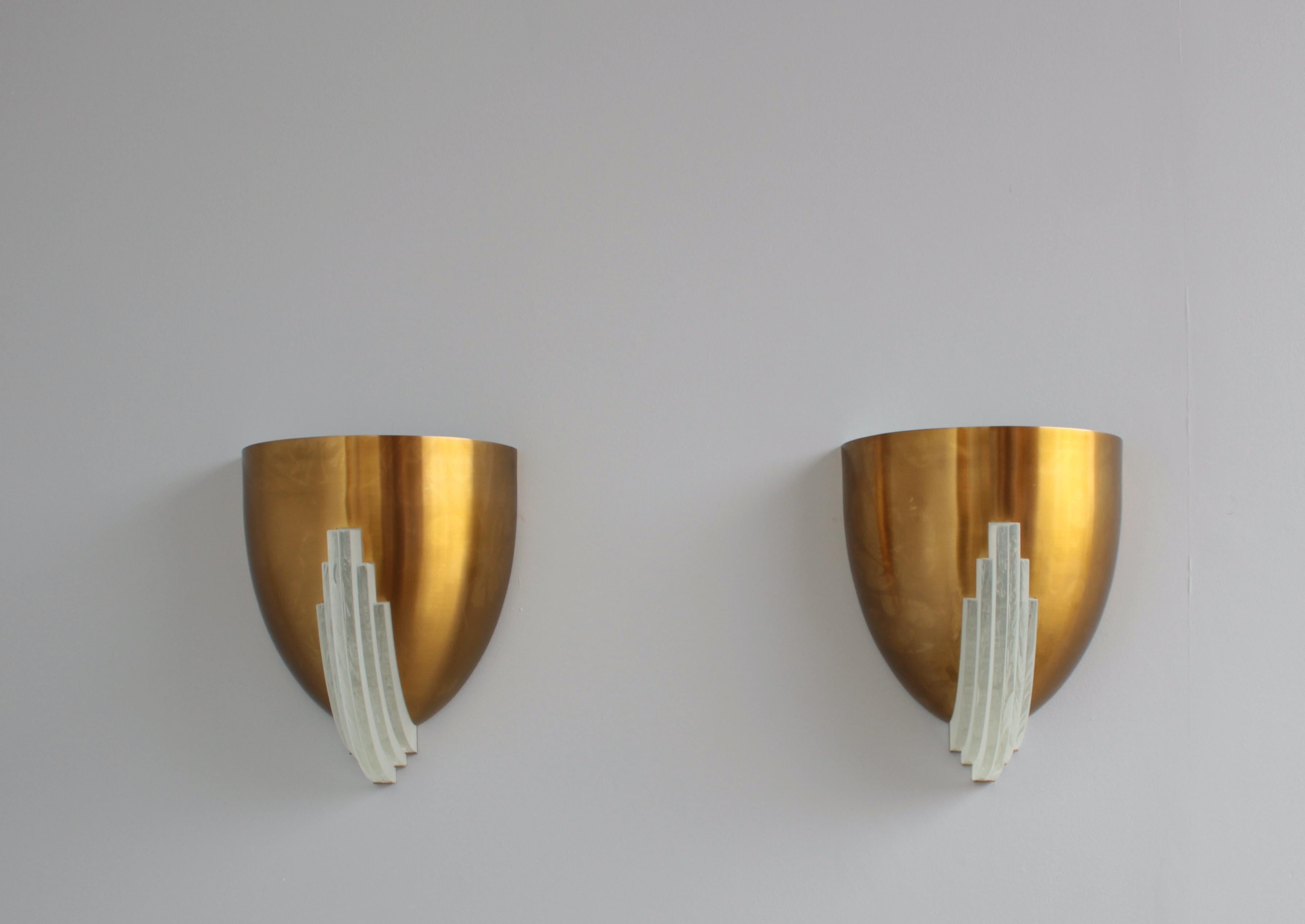 Pair of Fine French Art Deco Bronze and Glass Sconces by Jean Perzel In Good Condition For Sale In Long Island City, NY