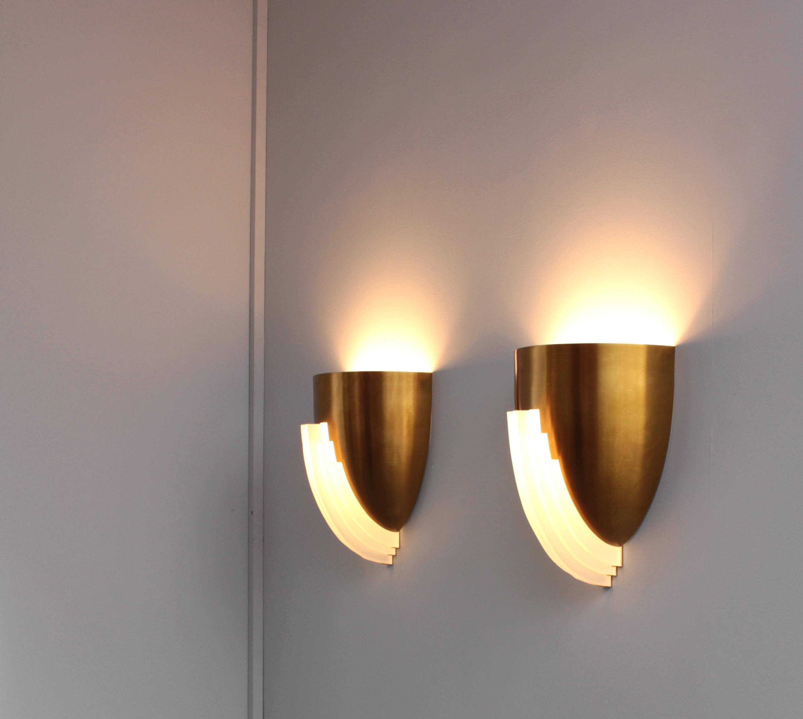 Metà XX secolo Coppia di raffinate lampade Art Deco francesi in bronzo e vetro di Jean Perzel in vendita