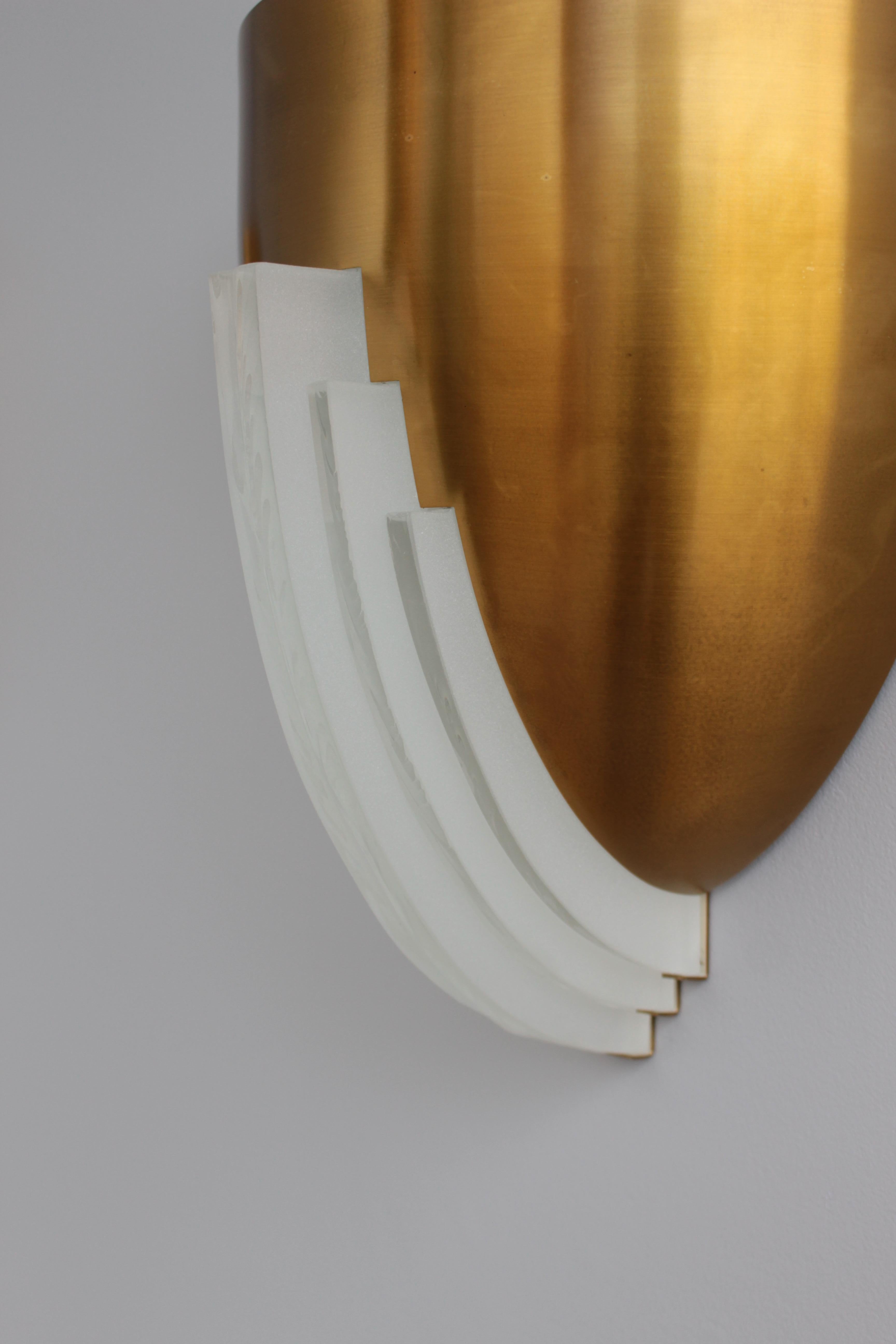 Coppia di raffinate lampade Art Deco francesi in bronzo e vetro di Jean Perzel in vendita 2