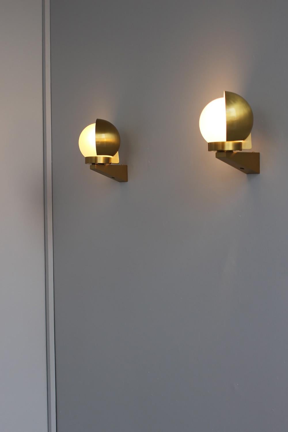Jean Perzel - Paire d'appliques Art Déco - lampes de lecture fabriquées en France  avec une monture en bronze et un abat-jour pivotant qui tourne autour de l'abat-jour en verre dépoli.
Ces lampes de lecture ont été créées pour être placées de chaque