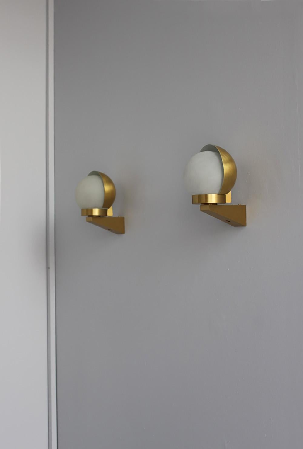 Français Paire d'appliques / lampes de lecture Art Déco françaises en bronze et verre par Perzel en vente