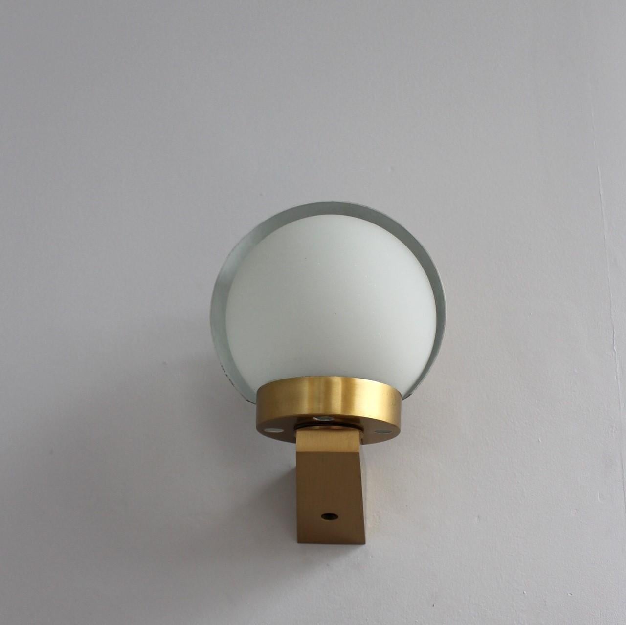 Milieu du XXe siècle Paire d'appliques / lampes de lecture Art Déco françaises en bronze et verre par Perzel en vente