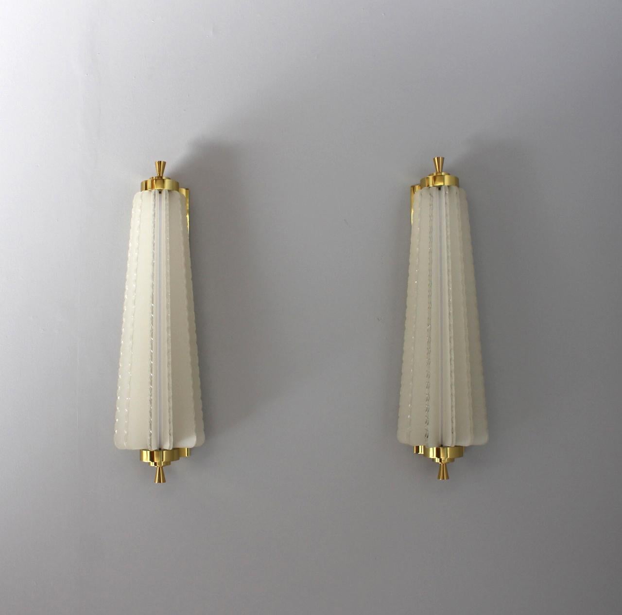 Pierre Disderot (1920 - 1991) -  Una coppia di raffinate applique francesi degli anni '40 con strisce di vetro smerigliato tagliate a mano e montate in una cornice di ottone.