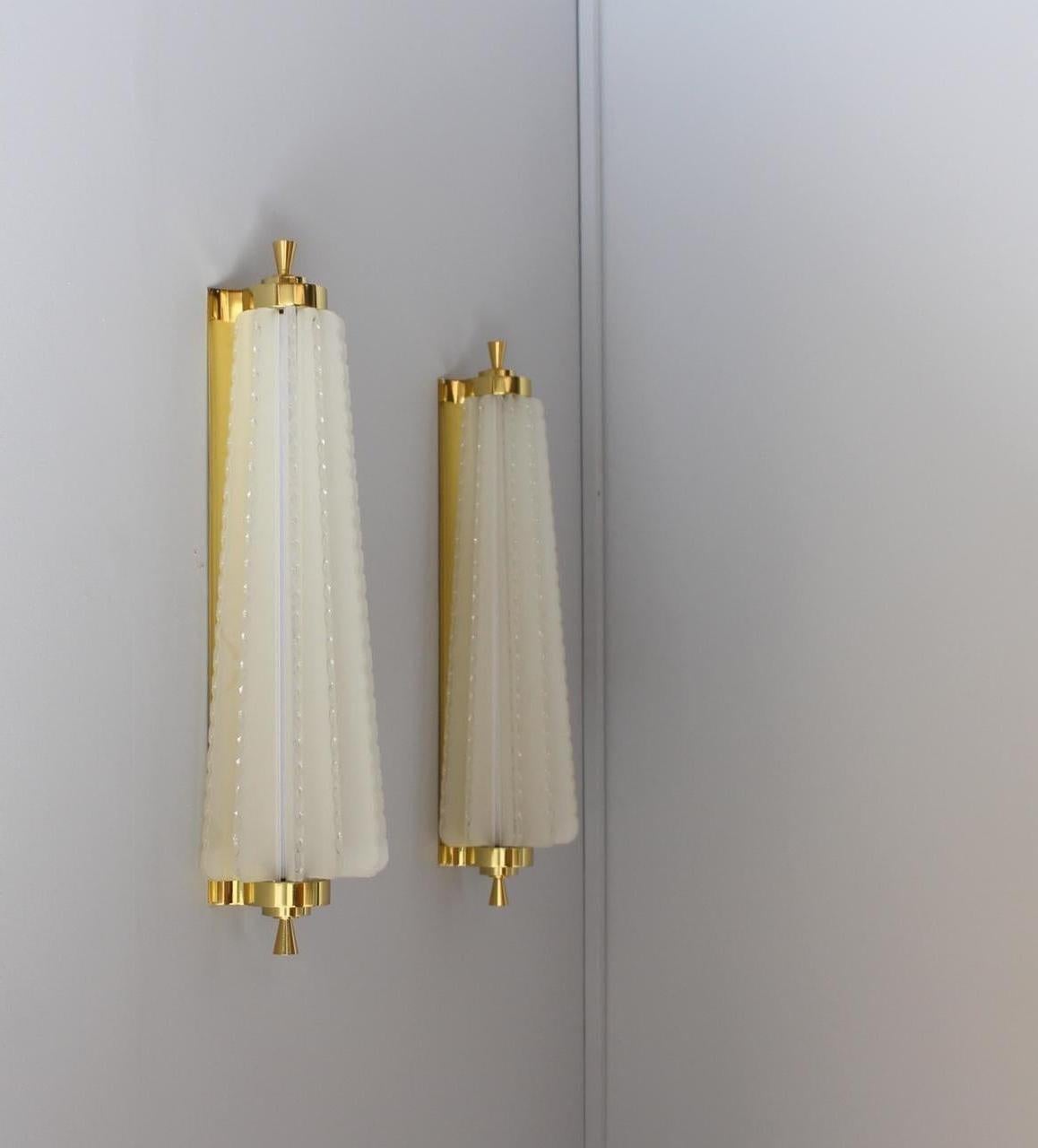 Satinato Coppia di raffinate applique francesi in vetro e ottone Art Déco di Pierre Disderot in vendita