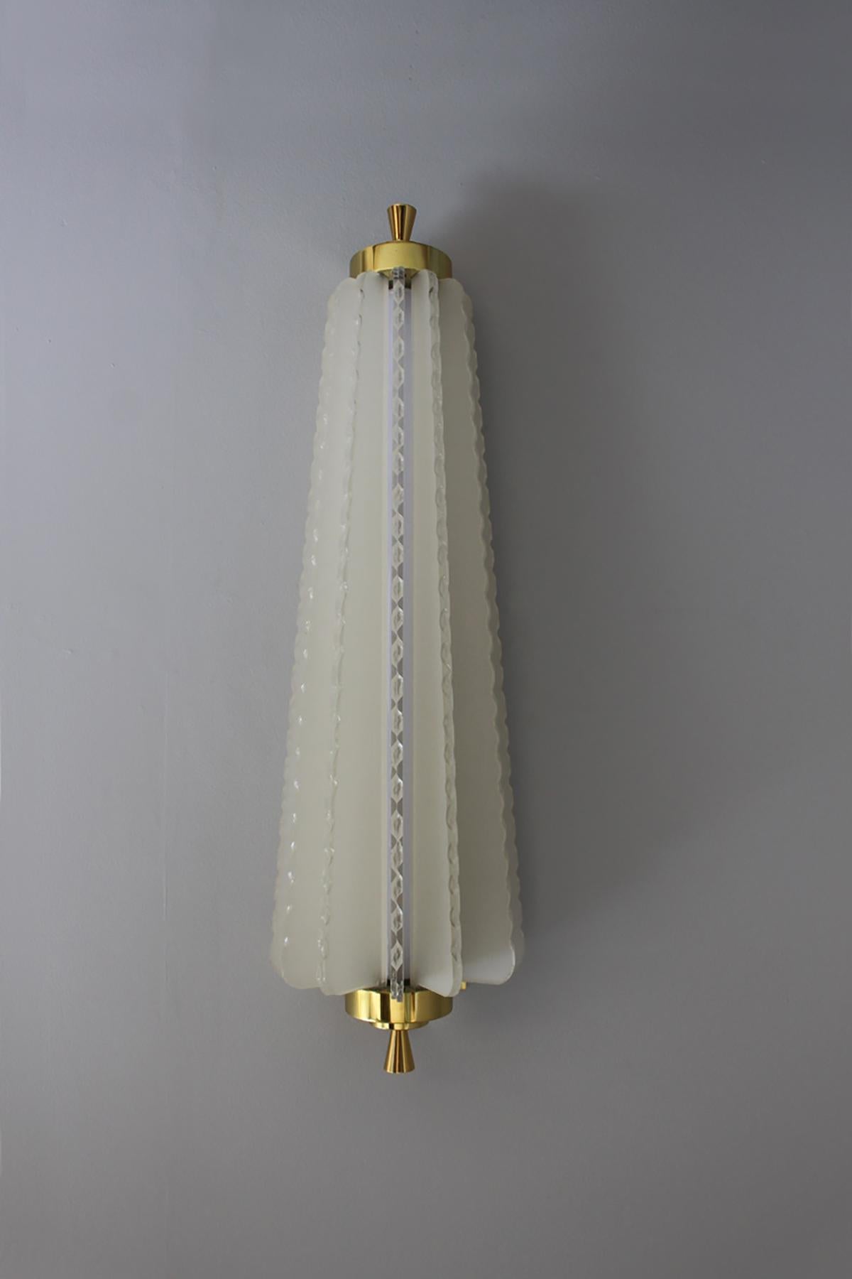 Metà XX secolo Coppia di raffinate applique francesi in vetro e ottone Art Déco di Pierre Disderot in vendita