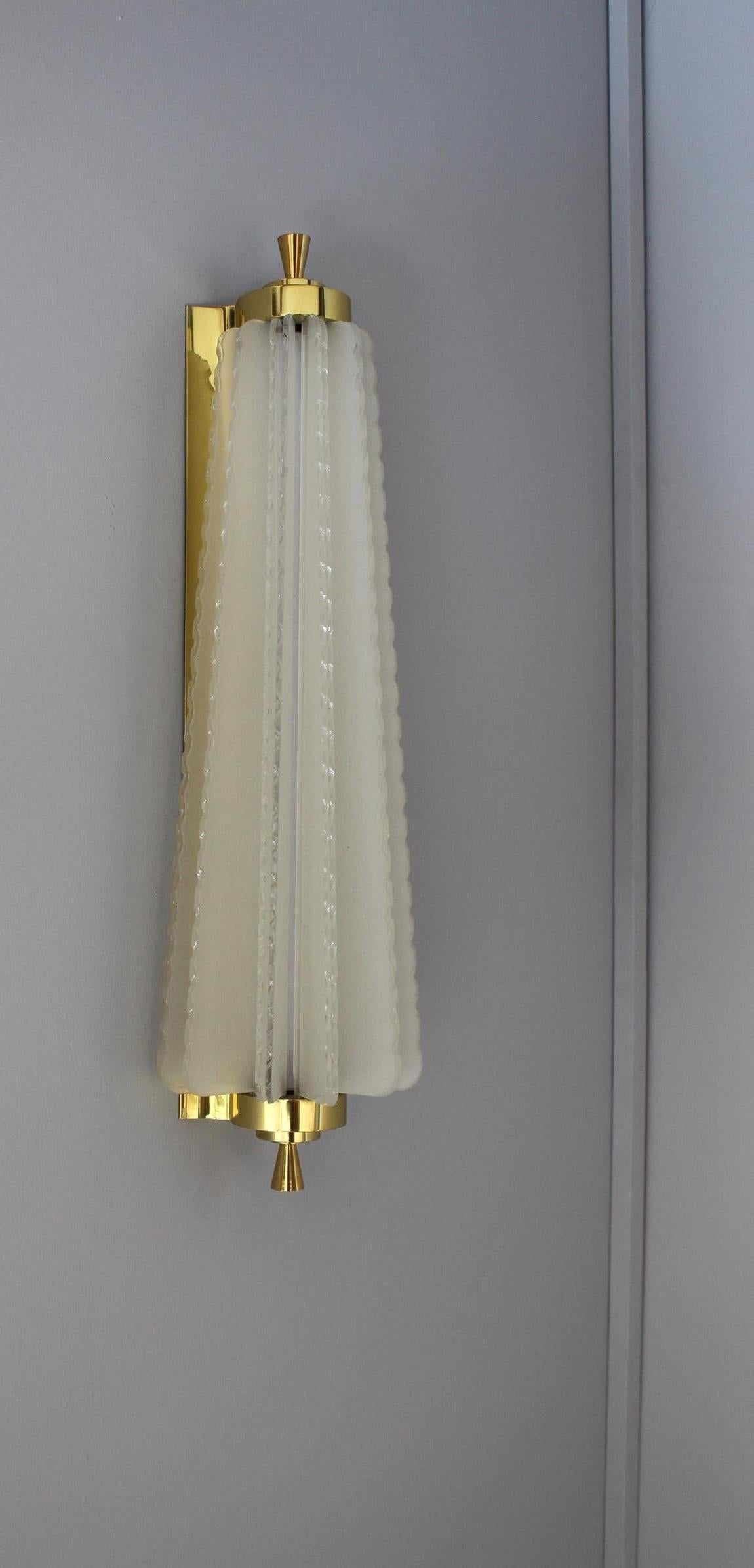 Vetro intagliato Coppia di raffinate applique francesi in vetro e ottone Art Déco di Pierre Disderot in vendita