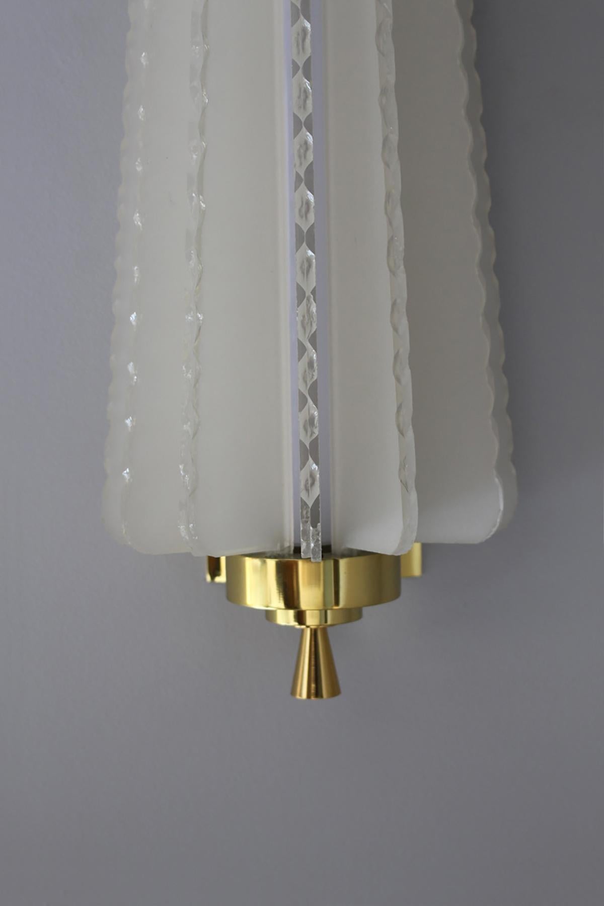 Coppia di raffinate applique francesi in vetro e ottone Art Déco di Pierre Disderot in vendita 2