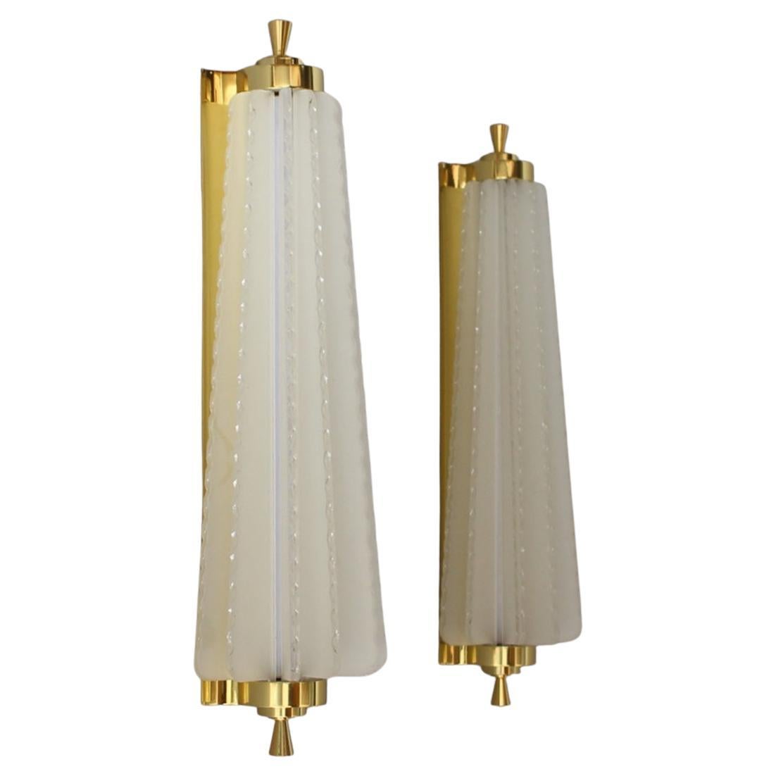 Coppia di raffinate applique francesi in vetro e ottone Art Déco di Pierre Disderot in vendita