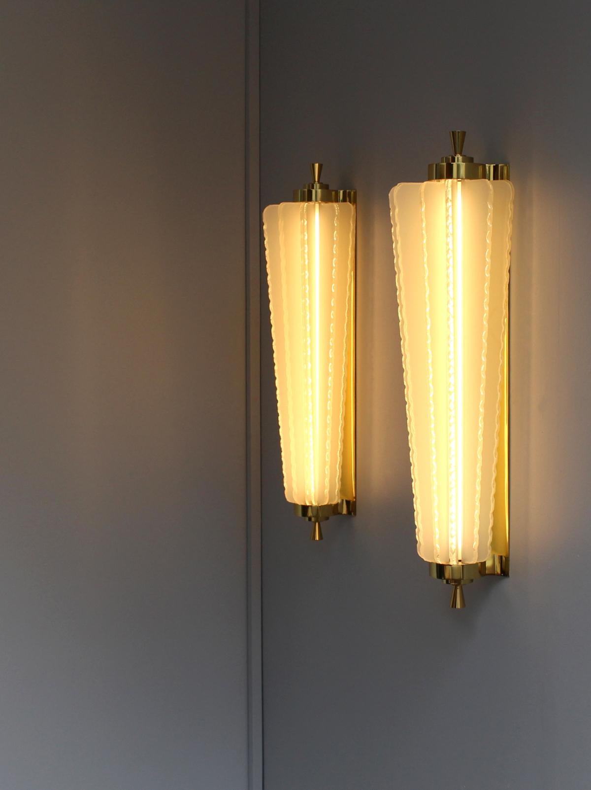 Mid-20th Century Pair of Fine French Art Deco Glass and Bronze Sconces For Sale