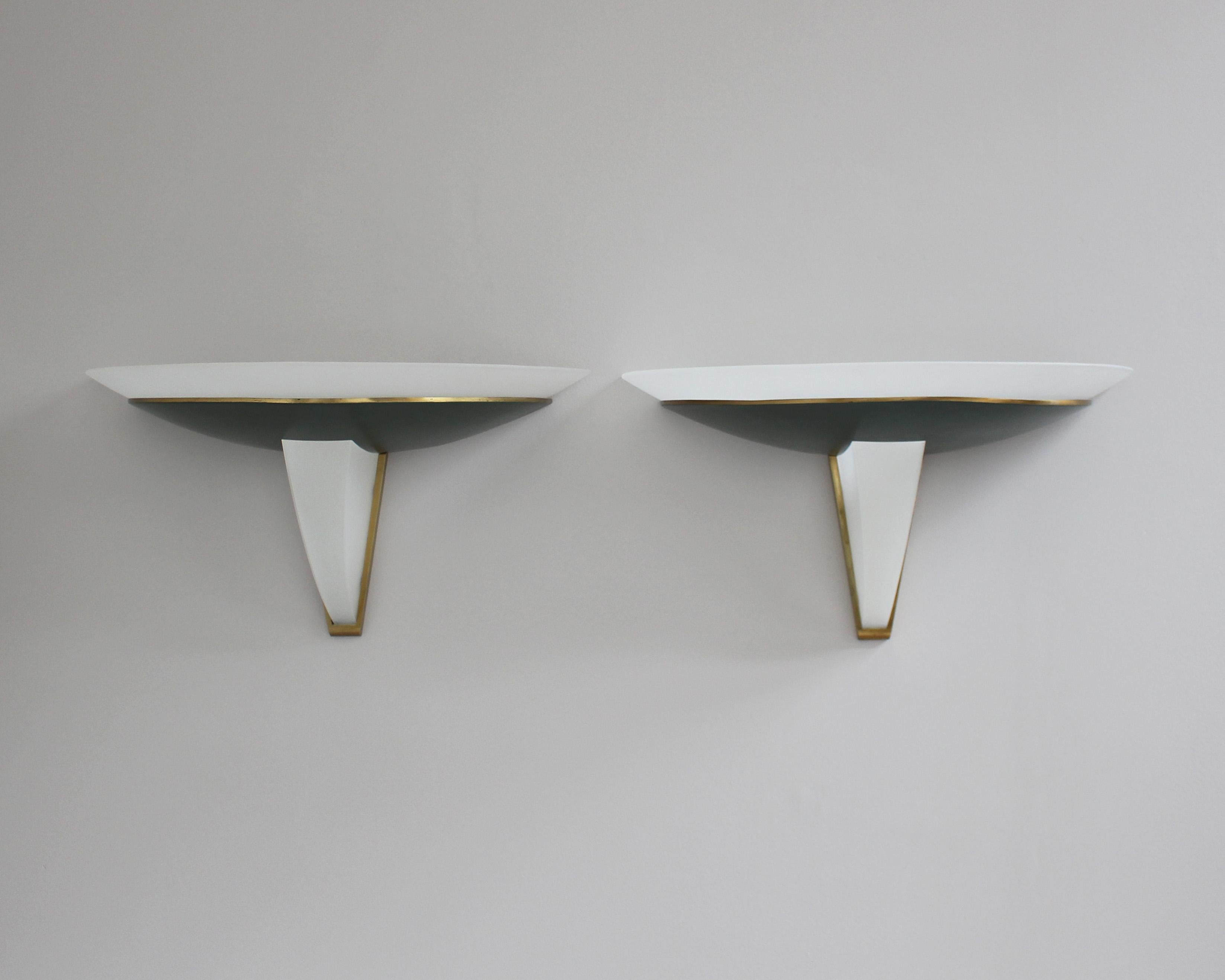 Atelier Jean Perzel - Paire d'appliques Art Déco avec diffuseurs en verre dépoli montées sur une vasque en bronze patiné vert et doré.
Signé