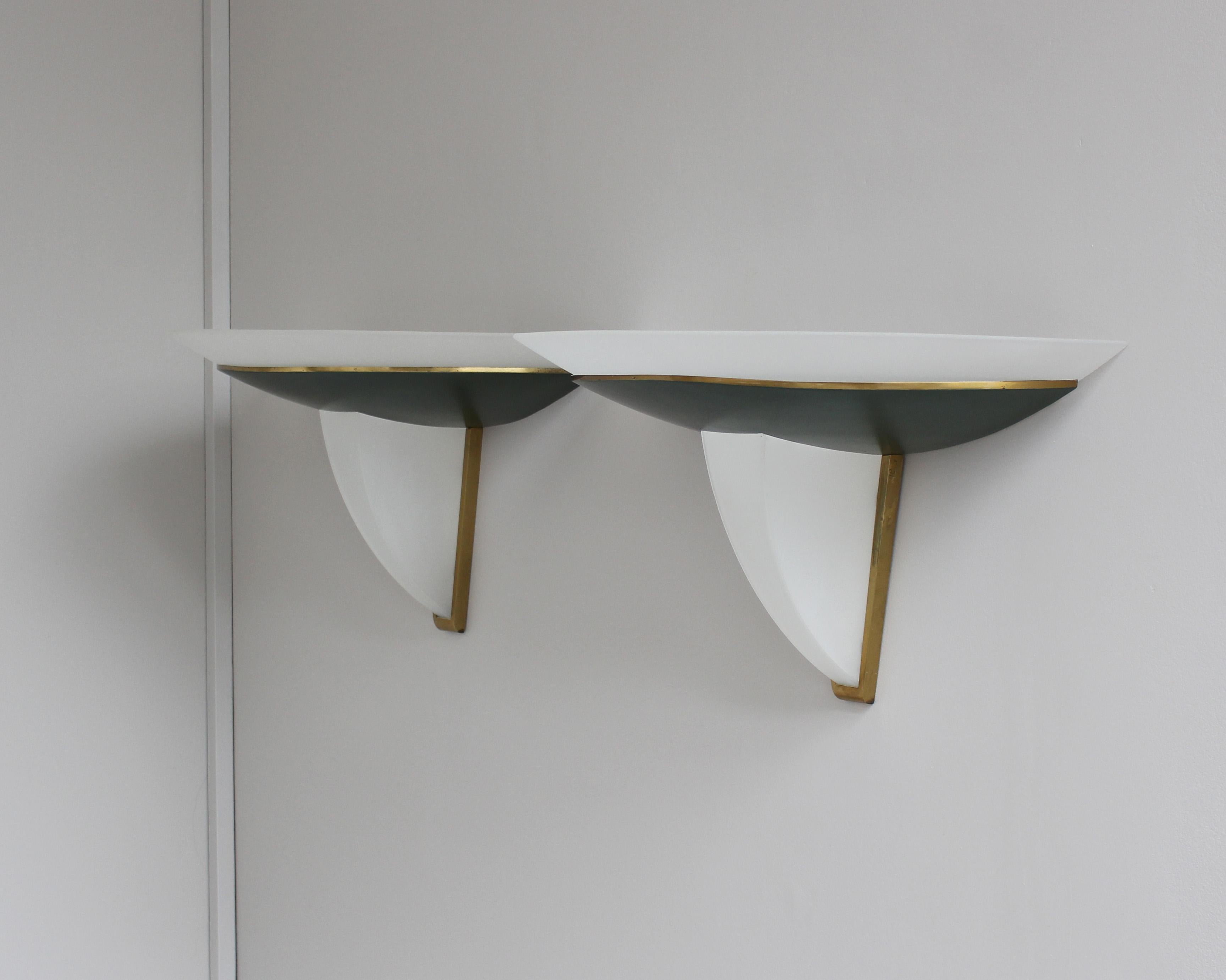 Français Paire d'appliques en verre et bronze patiné vert de Perzel, de style Artfulene Green Deco en vente