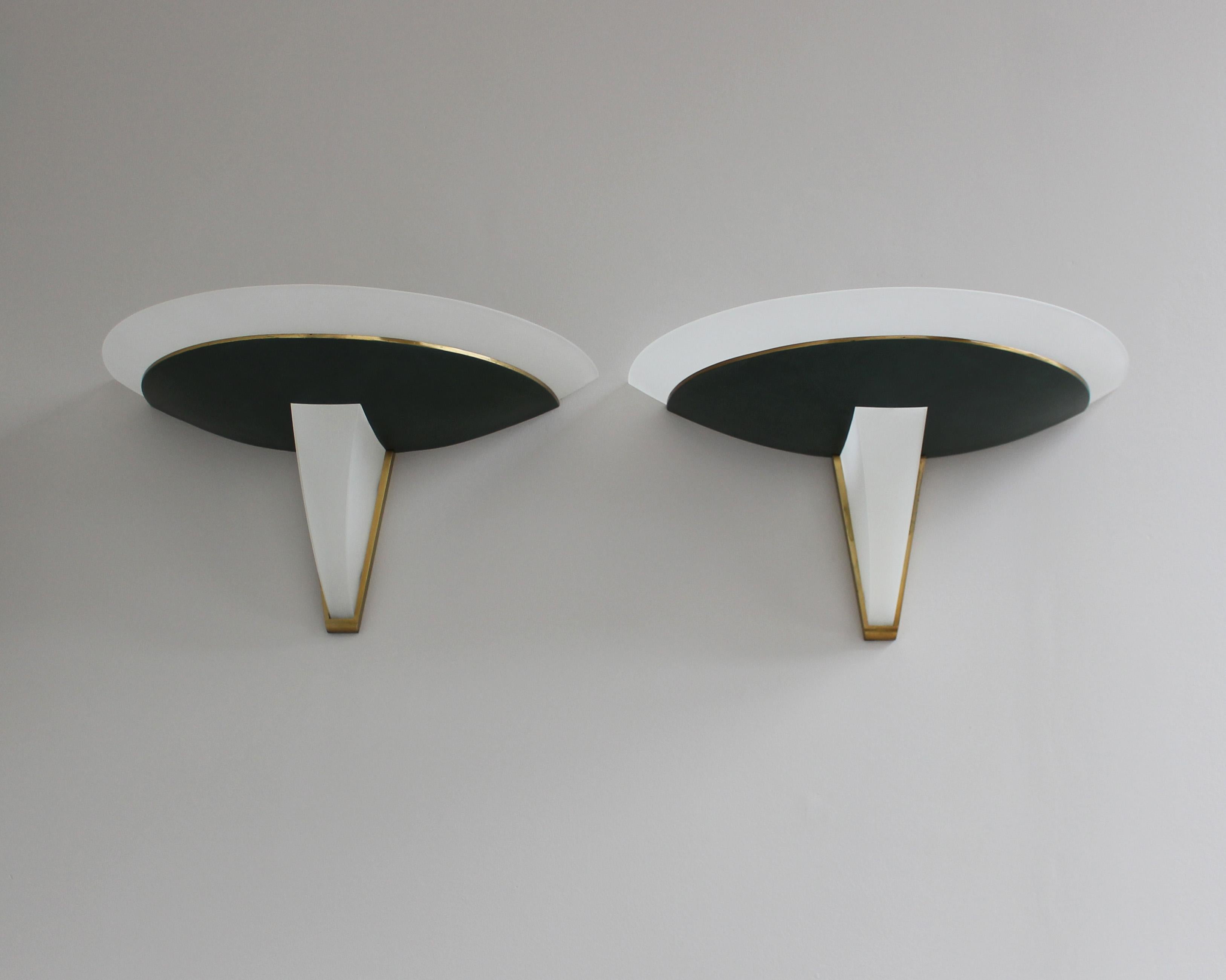 Milieu du XXe siècle Paire d'appliques en verre et bronze patiné vert de Perzel, de style Artfulene Green Deco en vente