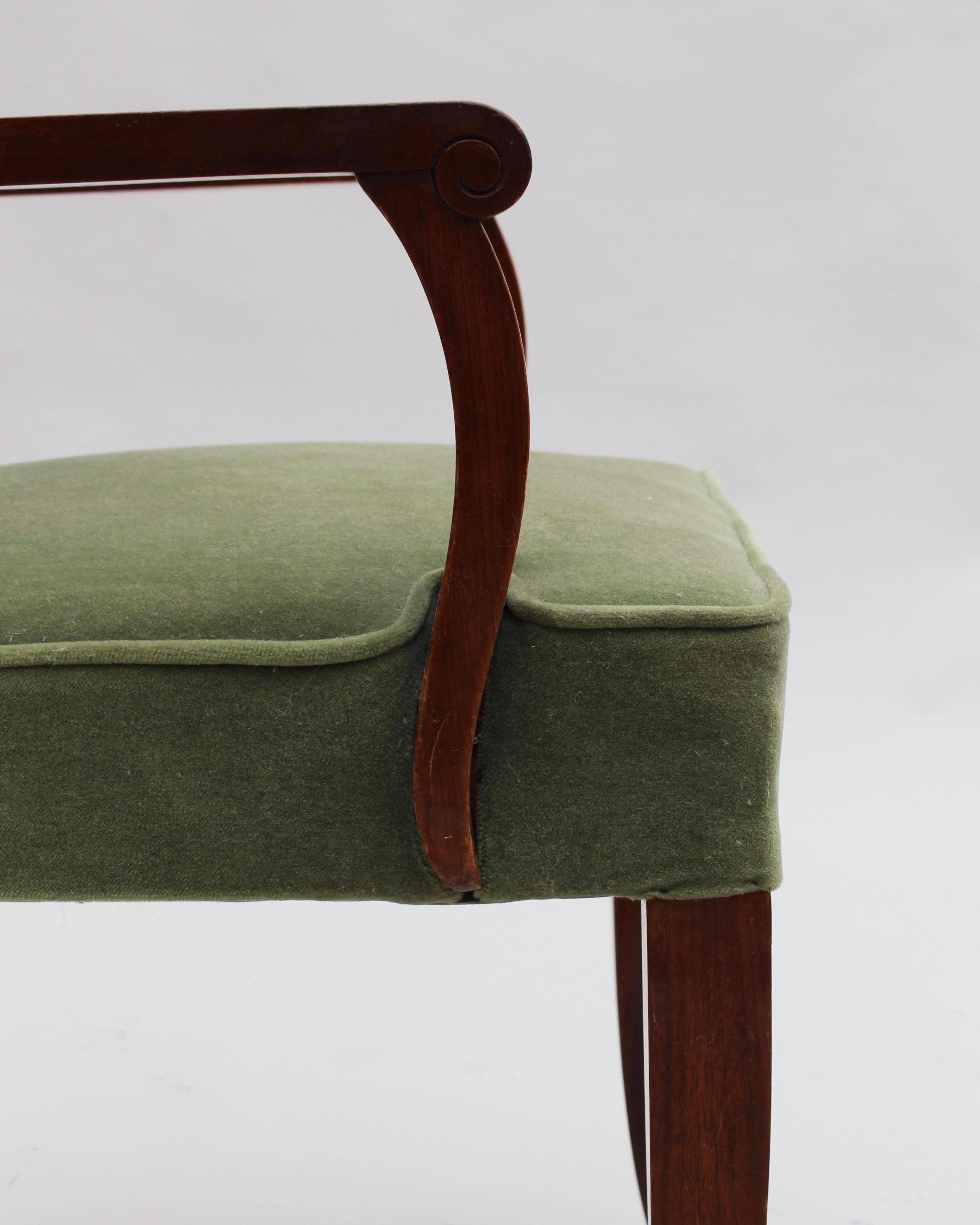 Ein Paar feiner französischer Mahagoni-Sessel im Art-déco-Stil von Gaston Poisson im Angebot 5