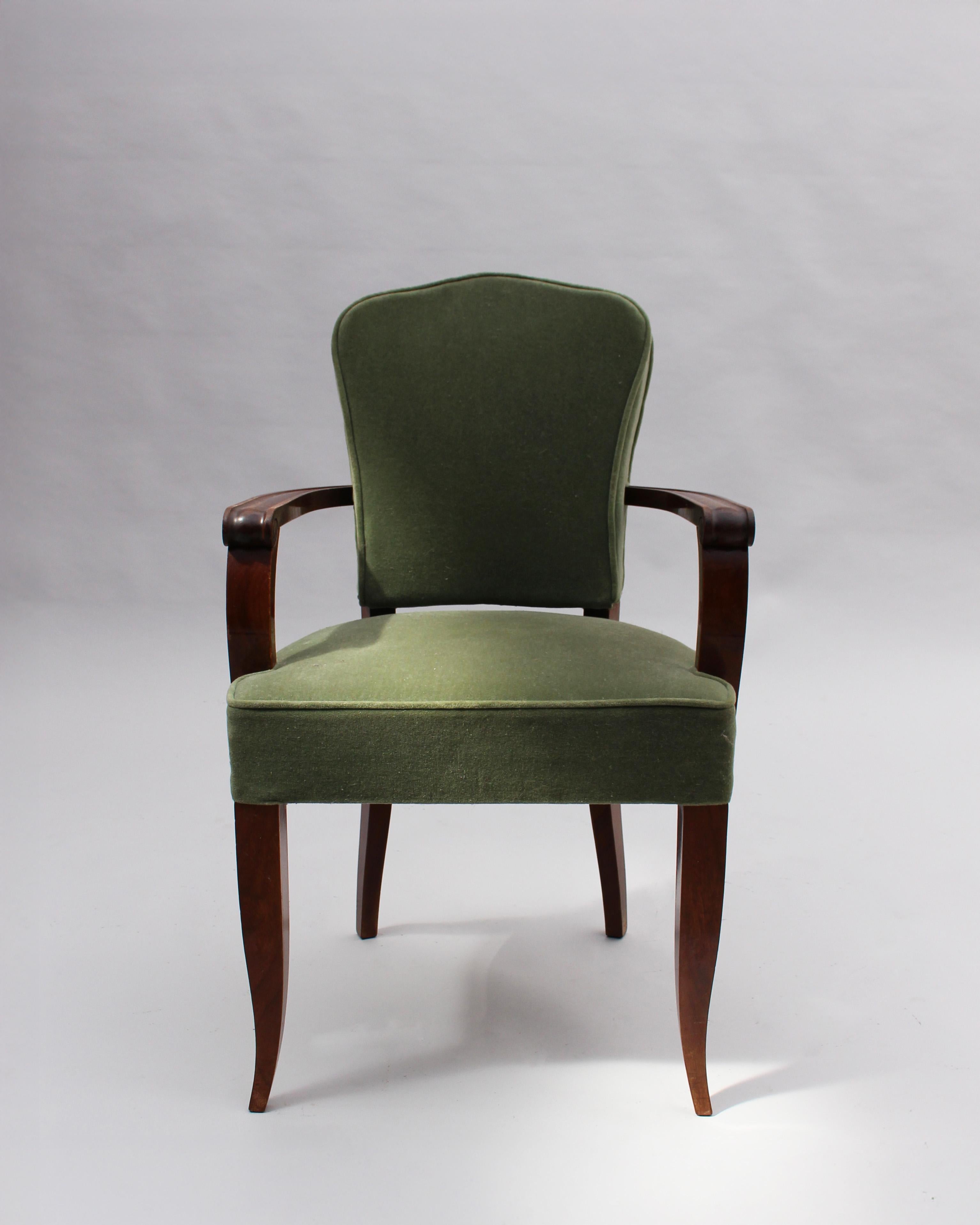 Ein Paar feiner französischer Mahagoni-Sessel im Art-déco-Stil von Gaston Poisson (Mitte des 20. Jahrhunderts) im Angebot