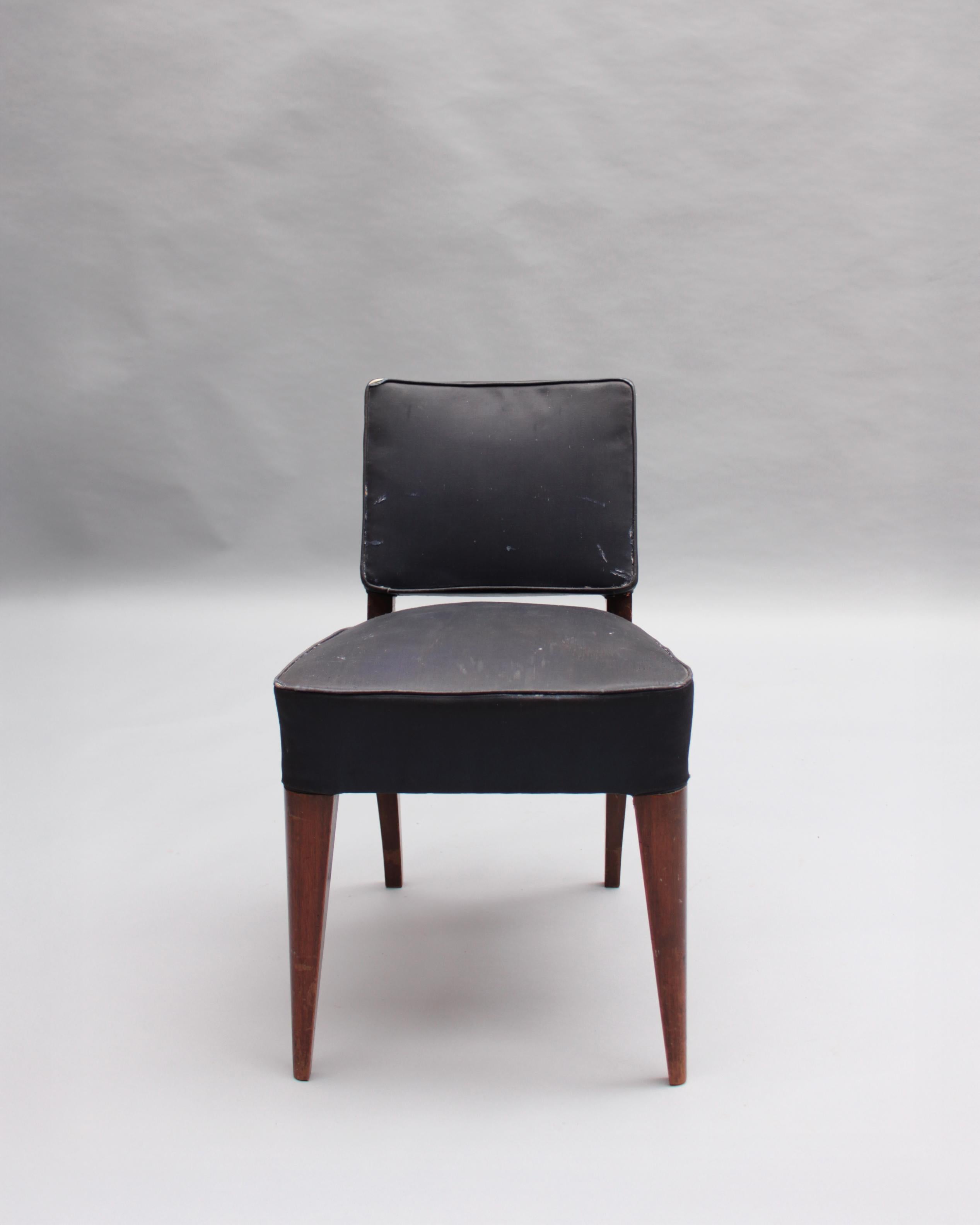 Paire de chaises d'appoint Art Déco françaises en acajou Bon état - En vente à Long Island City, NY