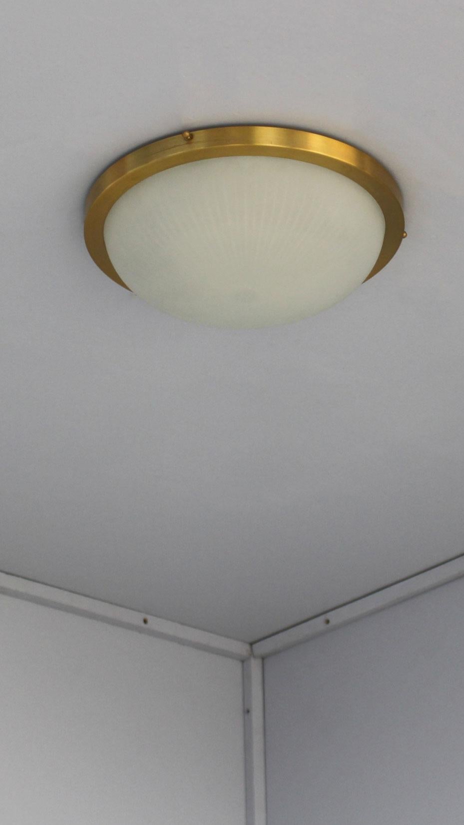 Paire de luminaires encastrés en verre rond et laiton de style Art Déco français par Perzel en vente 2