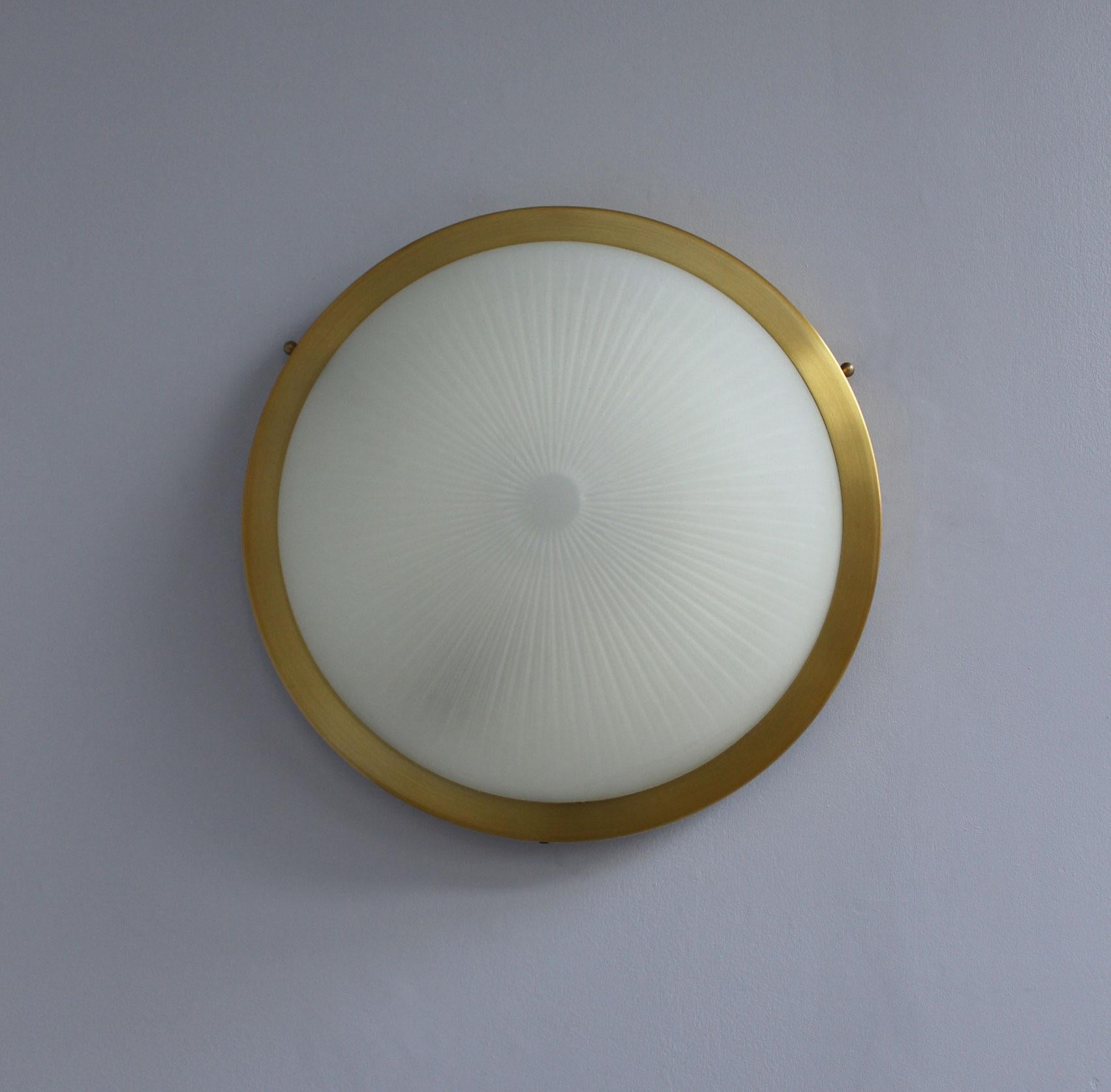 Paire de luminaires encastrés en verre rond et laiton de style Art Déco français par Perzel en vente 3