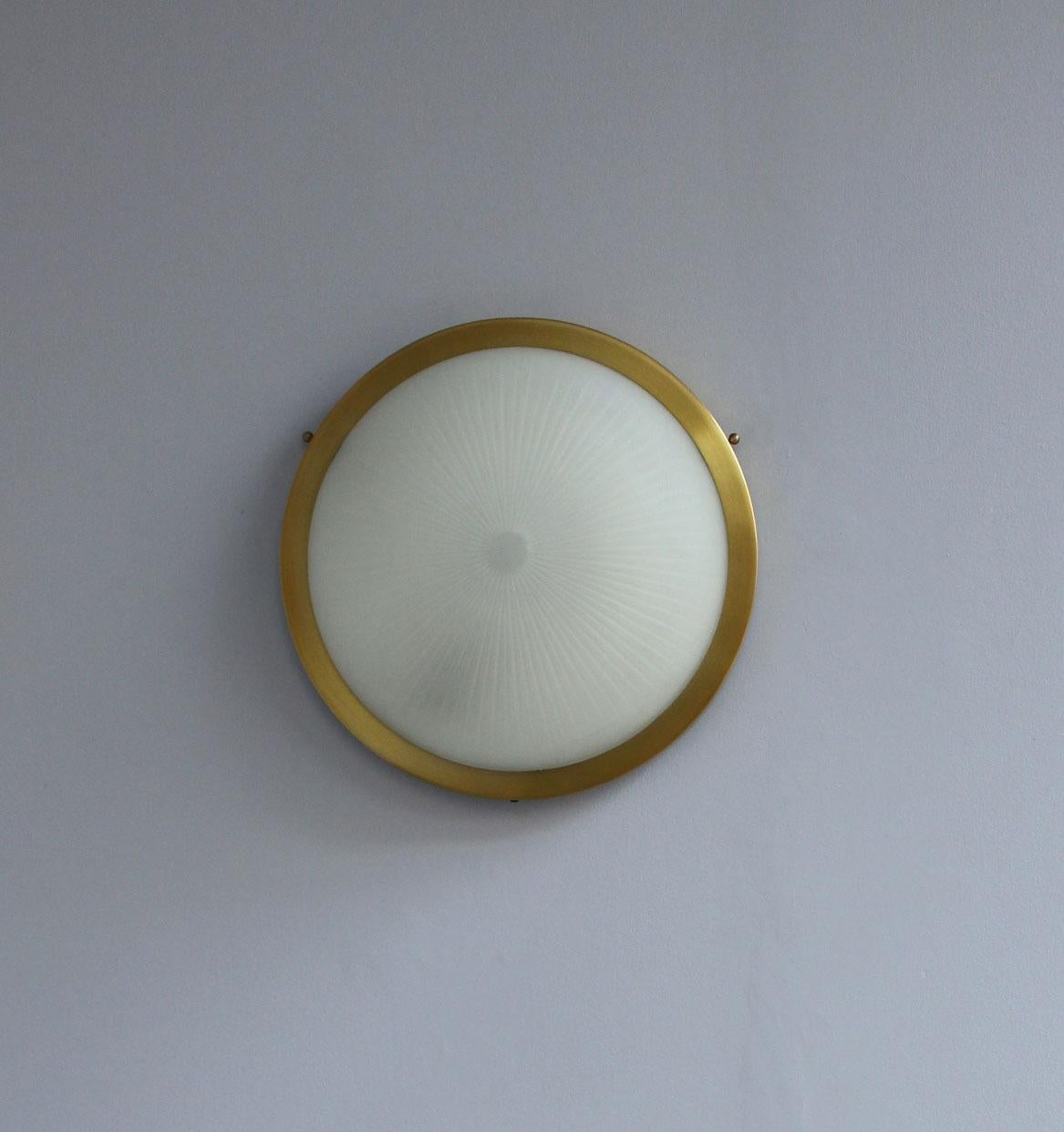 Paire de luminaires encastrés en verre rond et laiton de style Art Déco français par Perzel en vente 4
