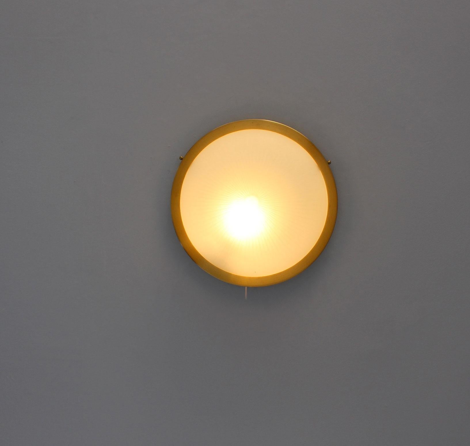 Paire de luminaires encastrés en verre rond et laiton de style Art Déco français par Perzel en vente 5